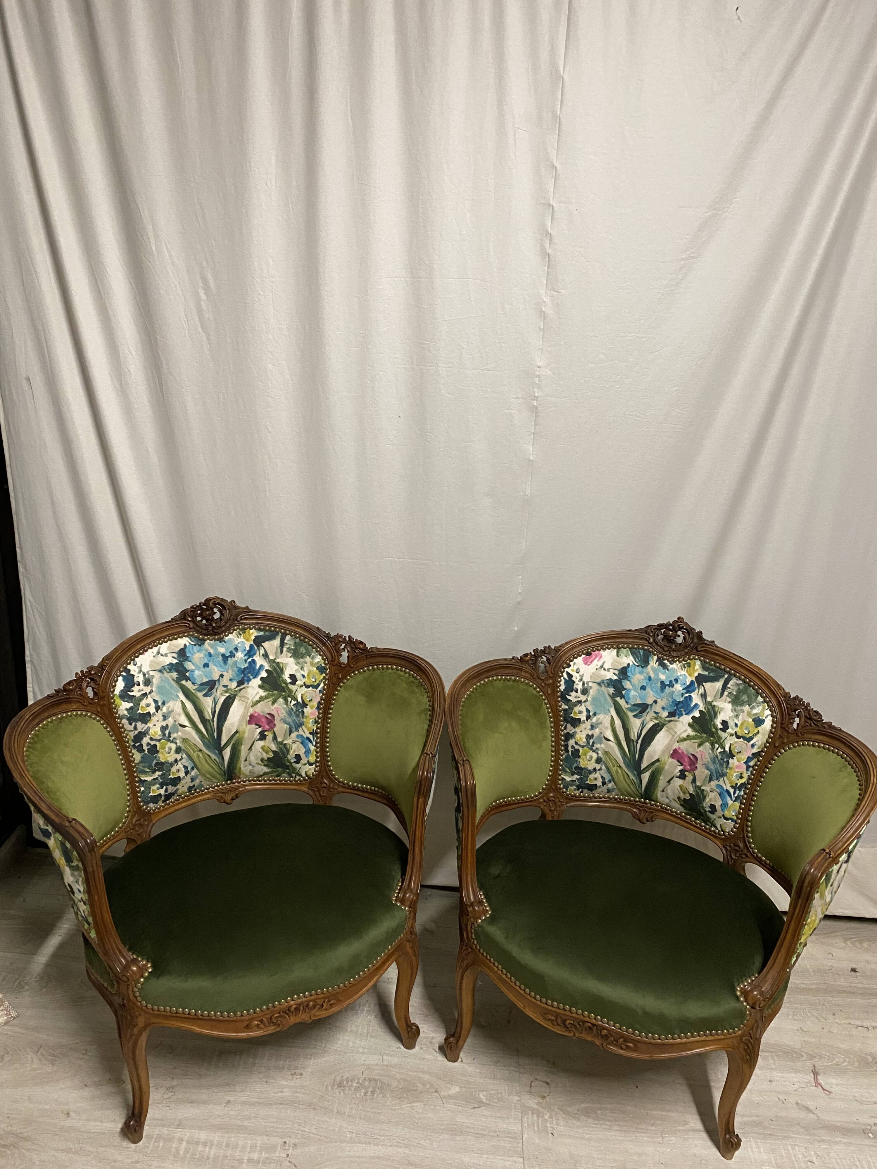 Paire de fauteuils en bois sculpté, XXème s.