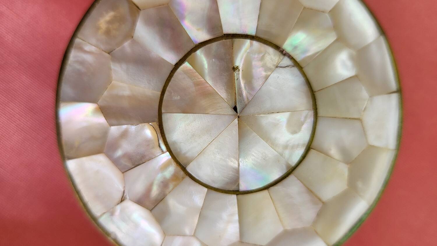 Boîte ancienne ronde en laiton et nacre à décor géométrique