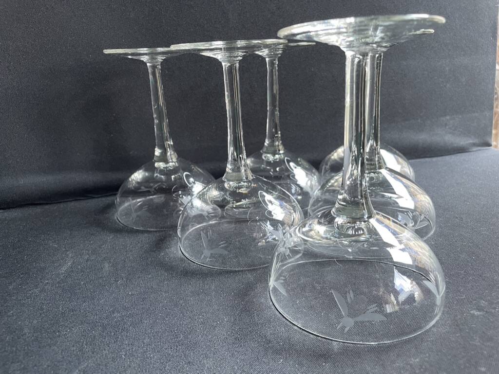 6 blown glass champagne glasses with cut bee decoration