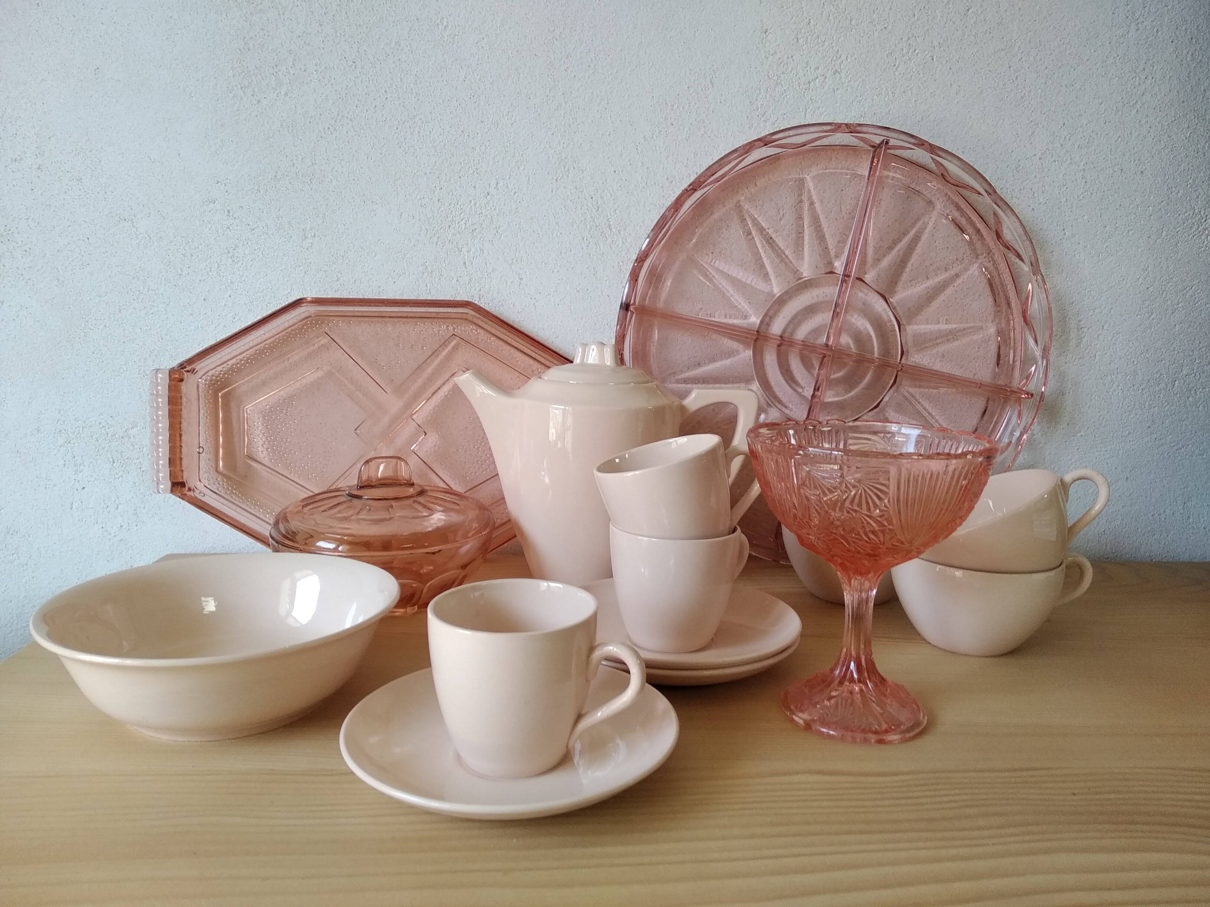 Plat de service à compartiments en verre pressé rose Art Déco