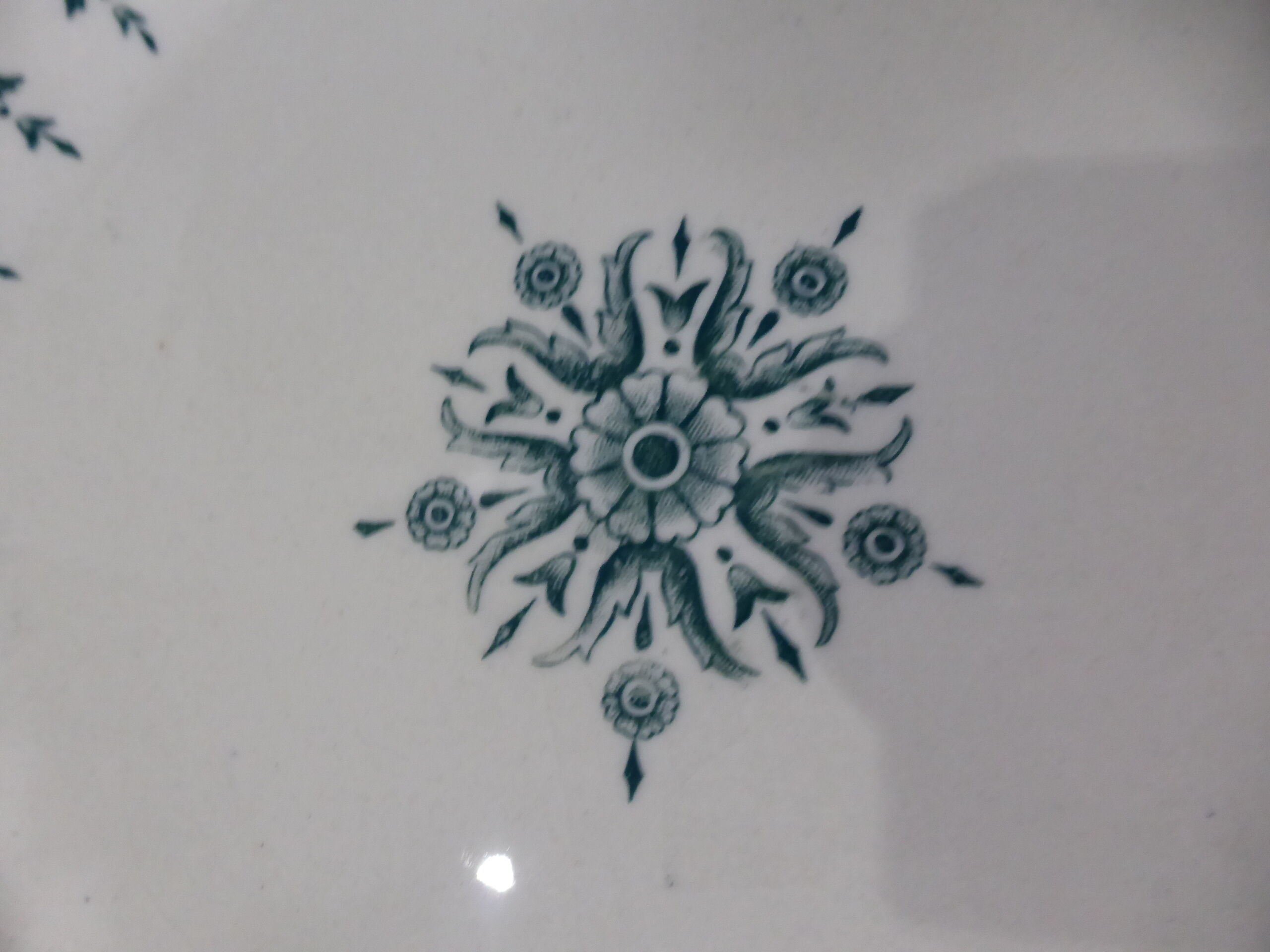 4 flat plates in iron earth from Gien Florentine model 211203