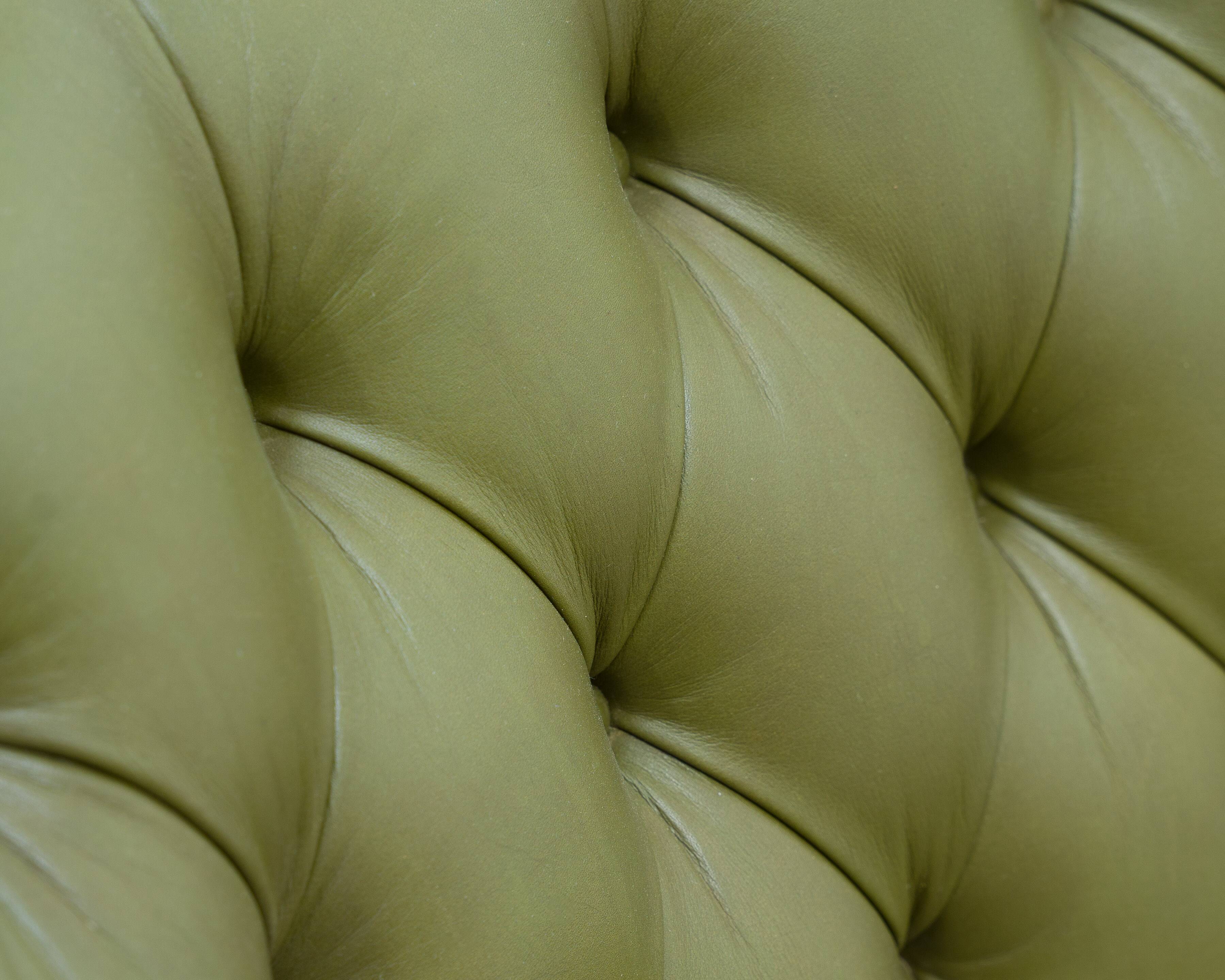 Fauteuil Chesterfield en cuir vert olive