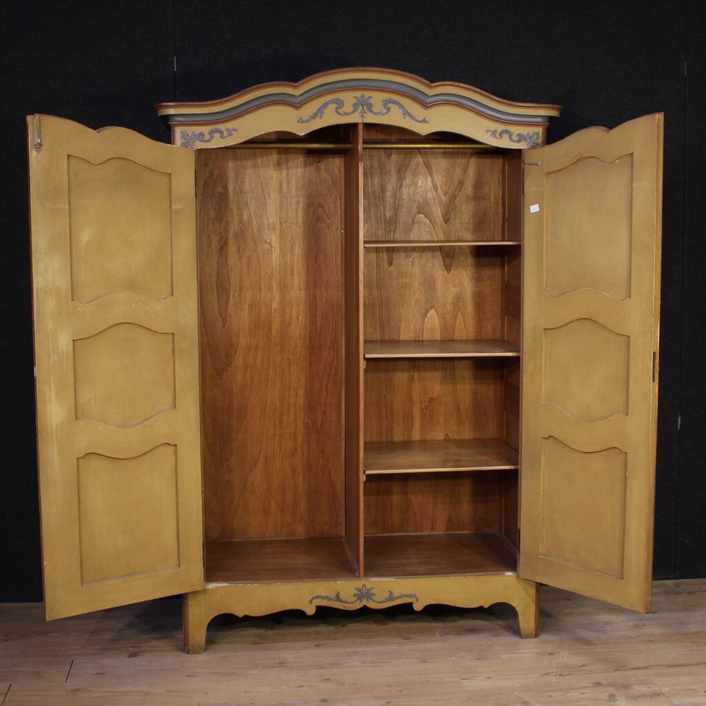 Petite armoire piémontaise laquée, dorée et peinte du 20e siècle.