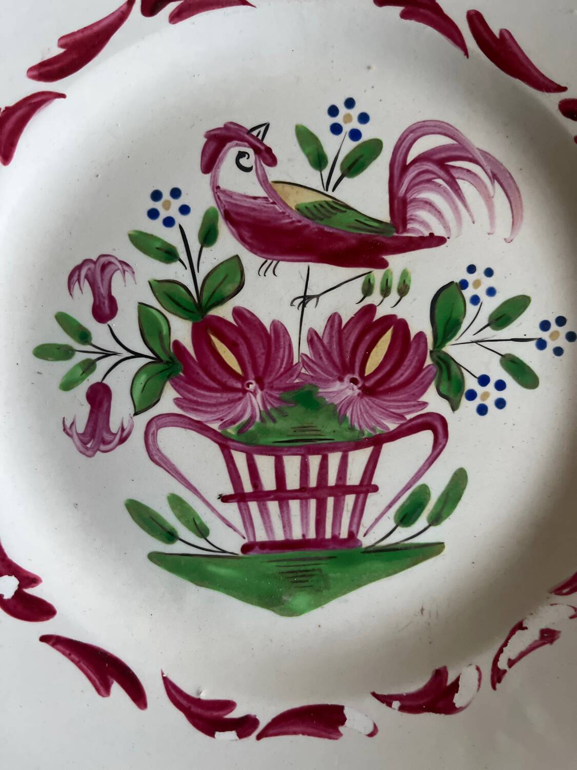 Assiette à l oiseau et panier fleuri . Luneville
