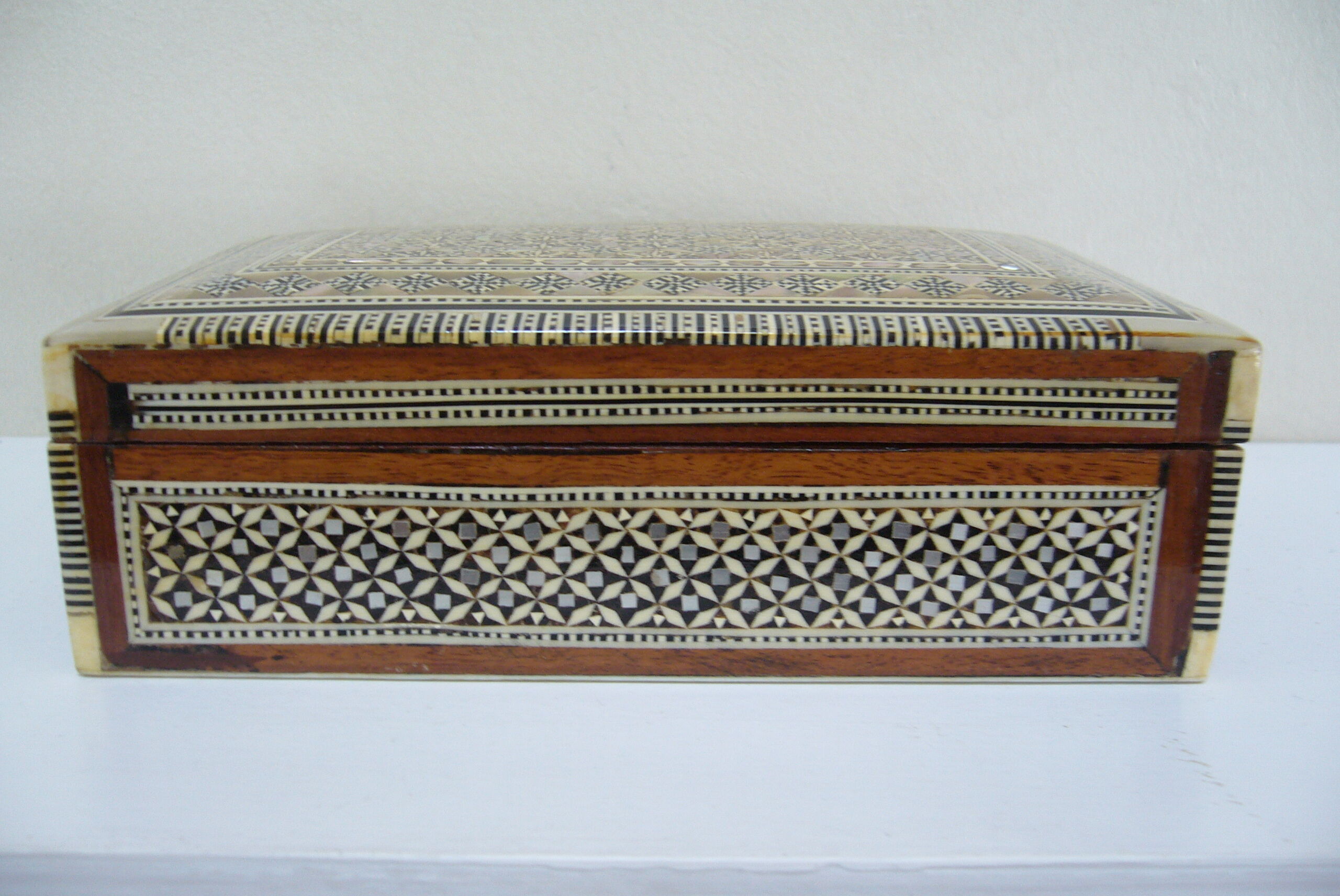 Box box in mother-of-pearl marquetry in oriental style