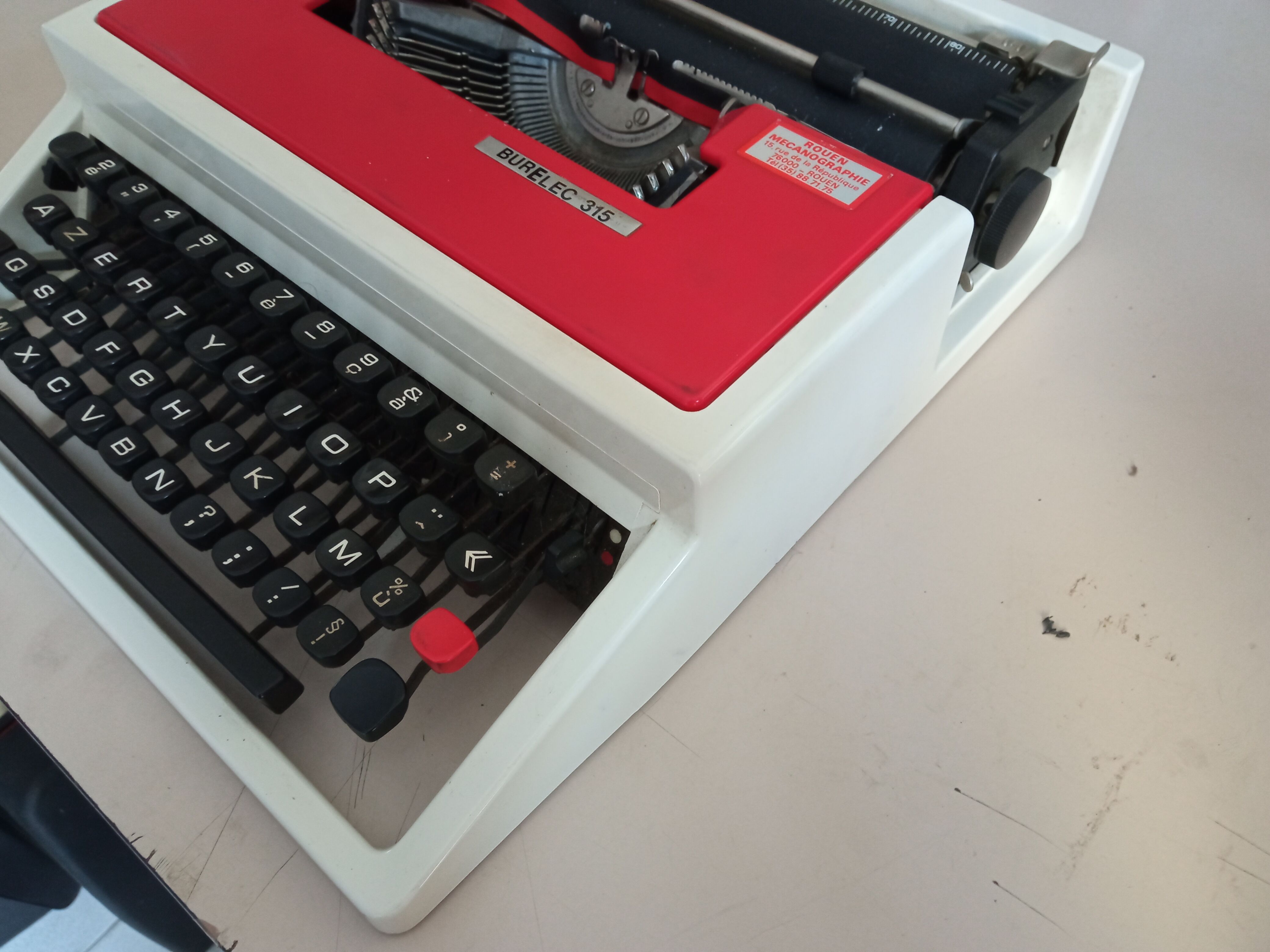 Typewriter "Burelec 315" made in Spain in red and white metal.