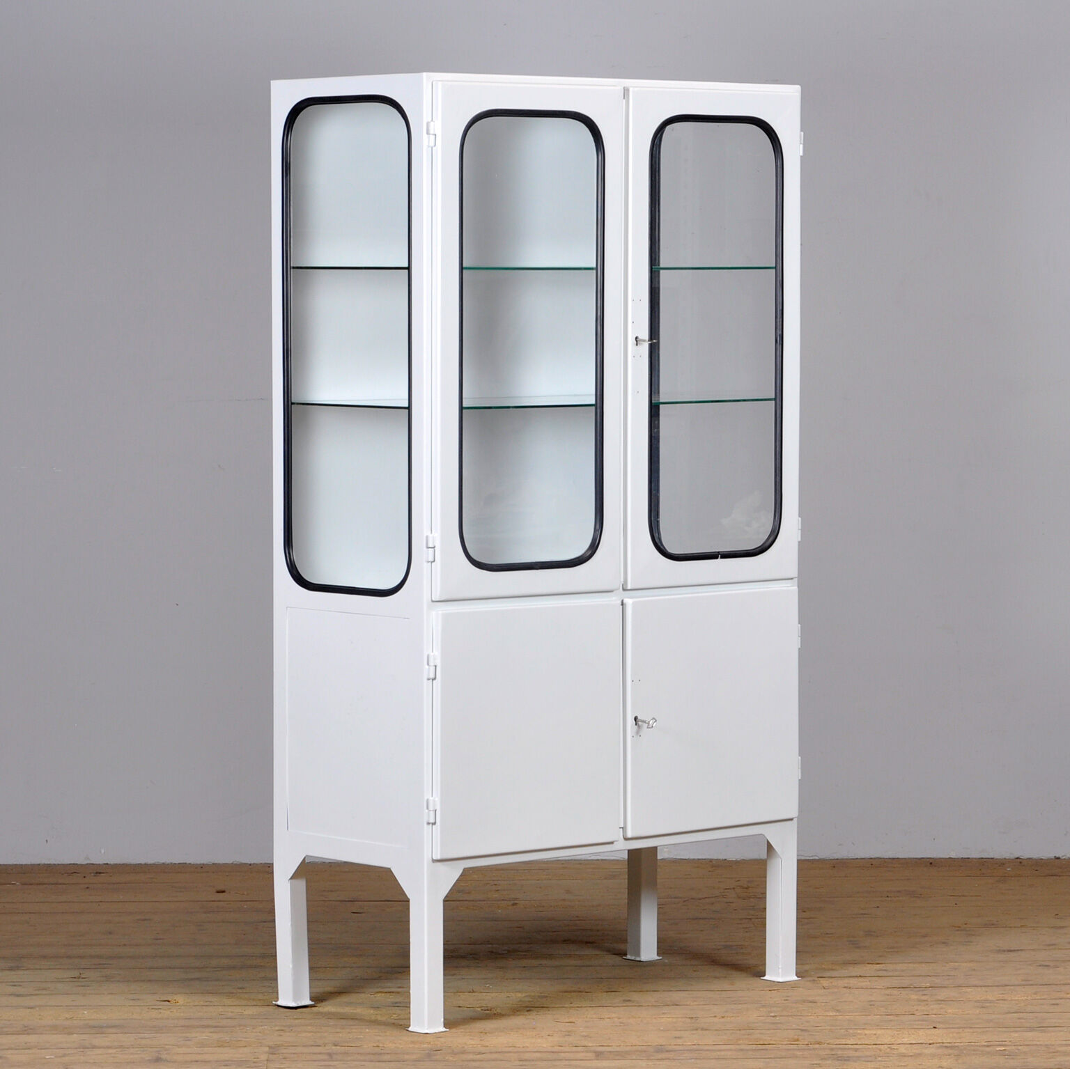 Vitrine médicale en verre et fer, années 1970