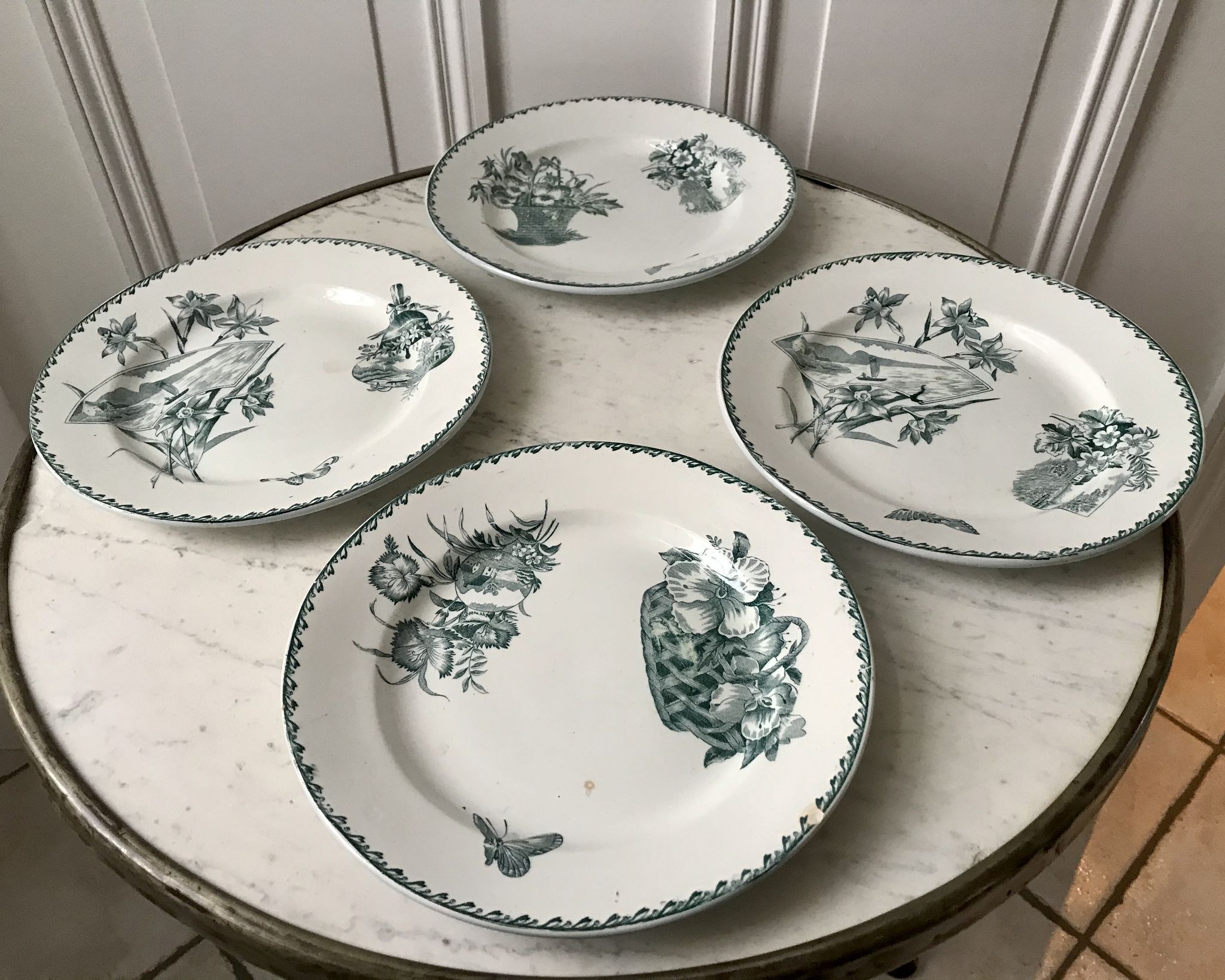 set of 4 flat plates Terre de Fer Saint-Amand model "Cartels" XIXth