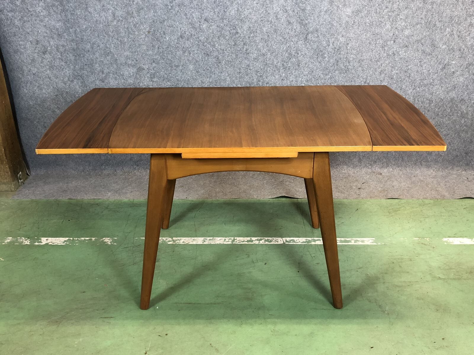 Extendable table of the 1970s