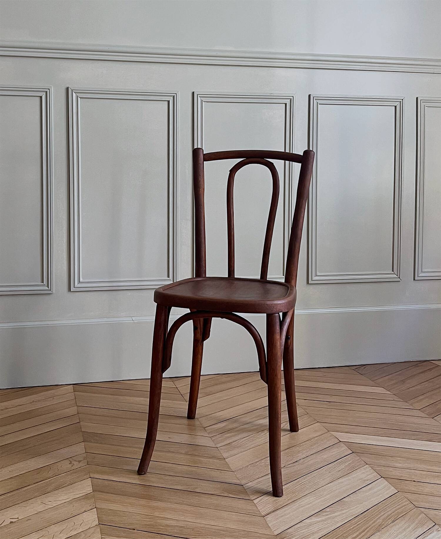 Chaises de style bistrot parisien