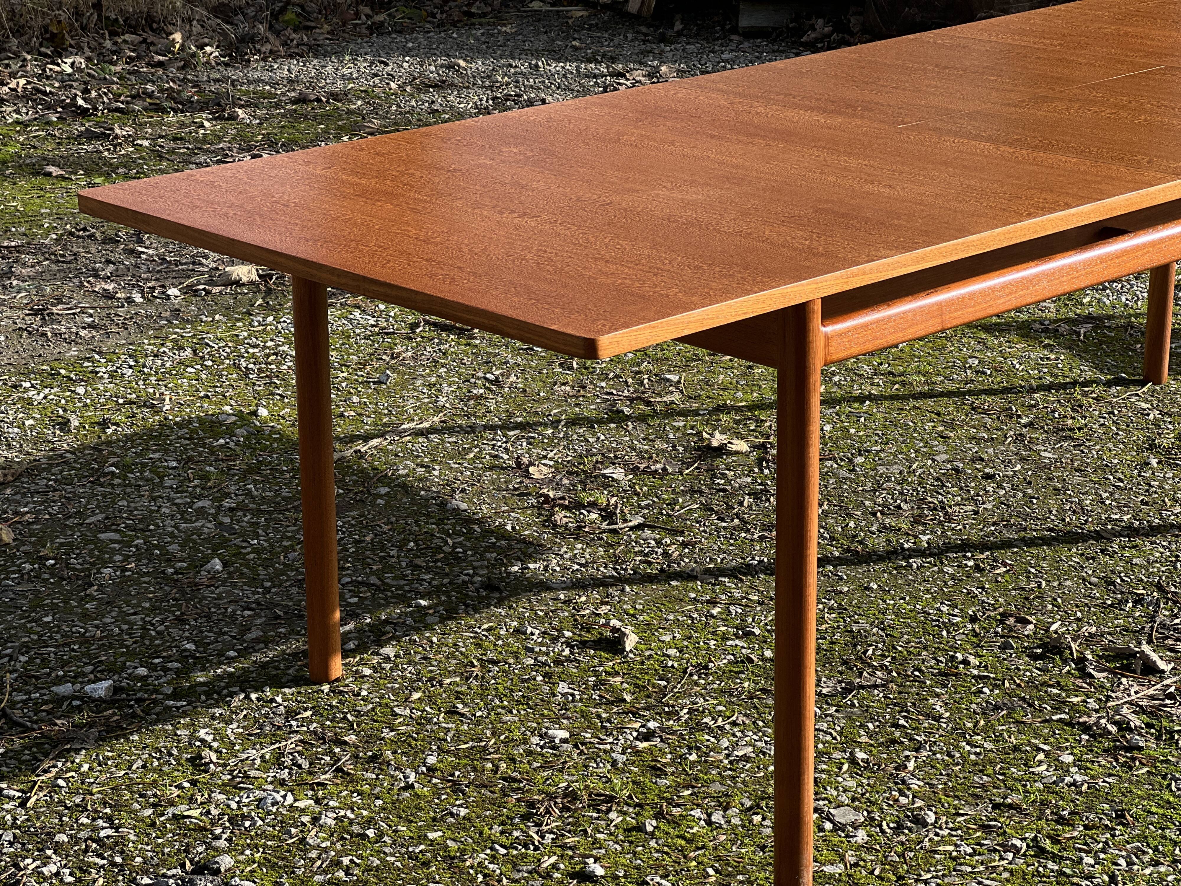 Grande table à manger à rallonge par McIntosh