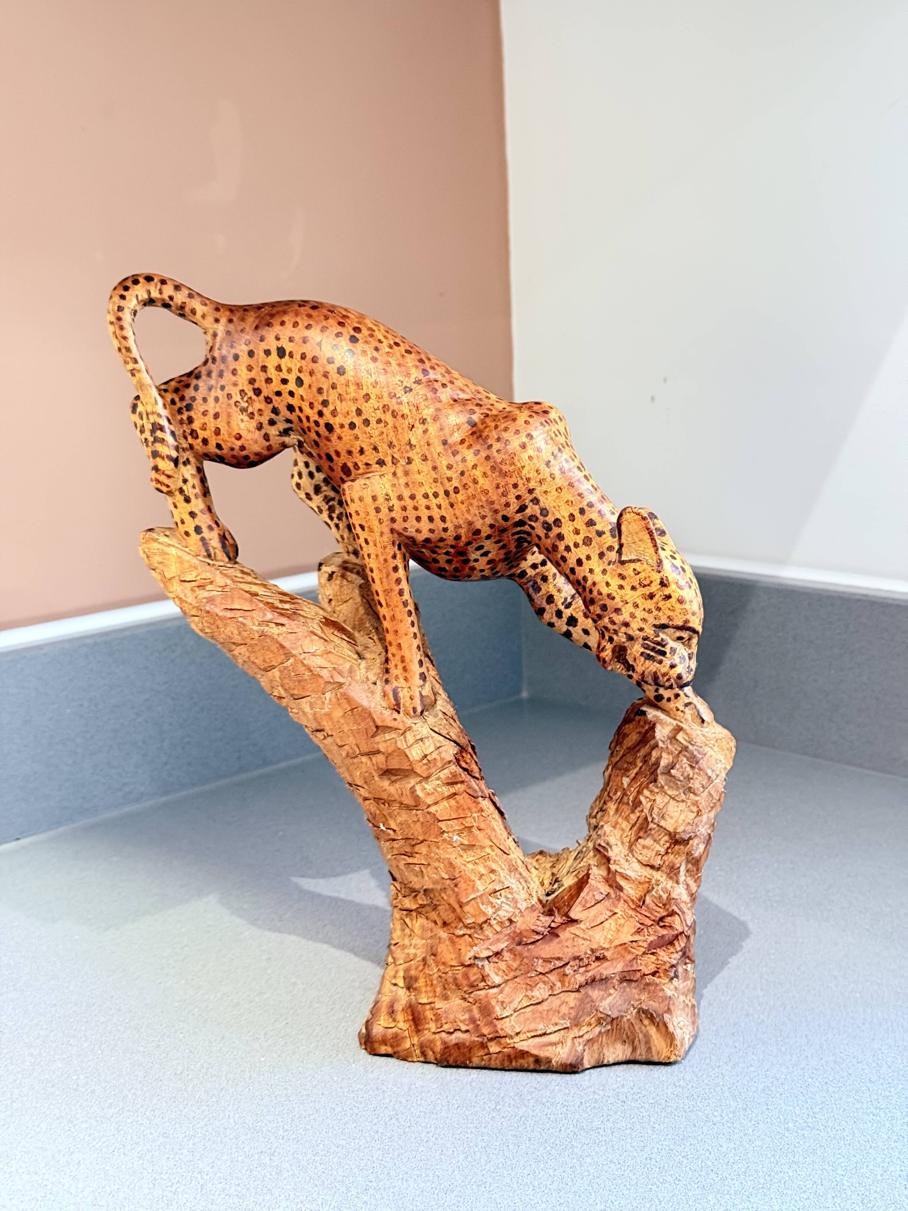Sculpture de léopard africain sculptée à la main sur tronc d'arbre, figure d'art populaire tribal