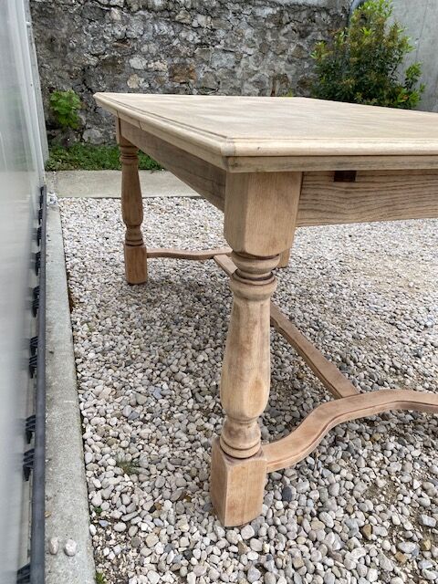 Extendable stripped farm table
