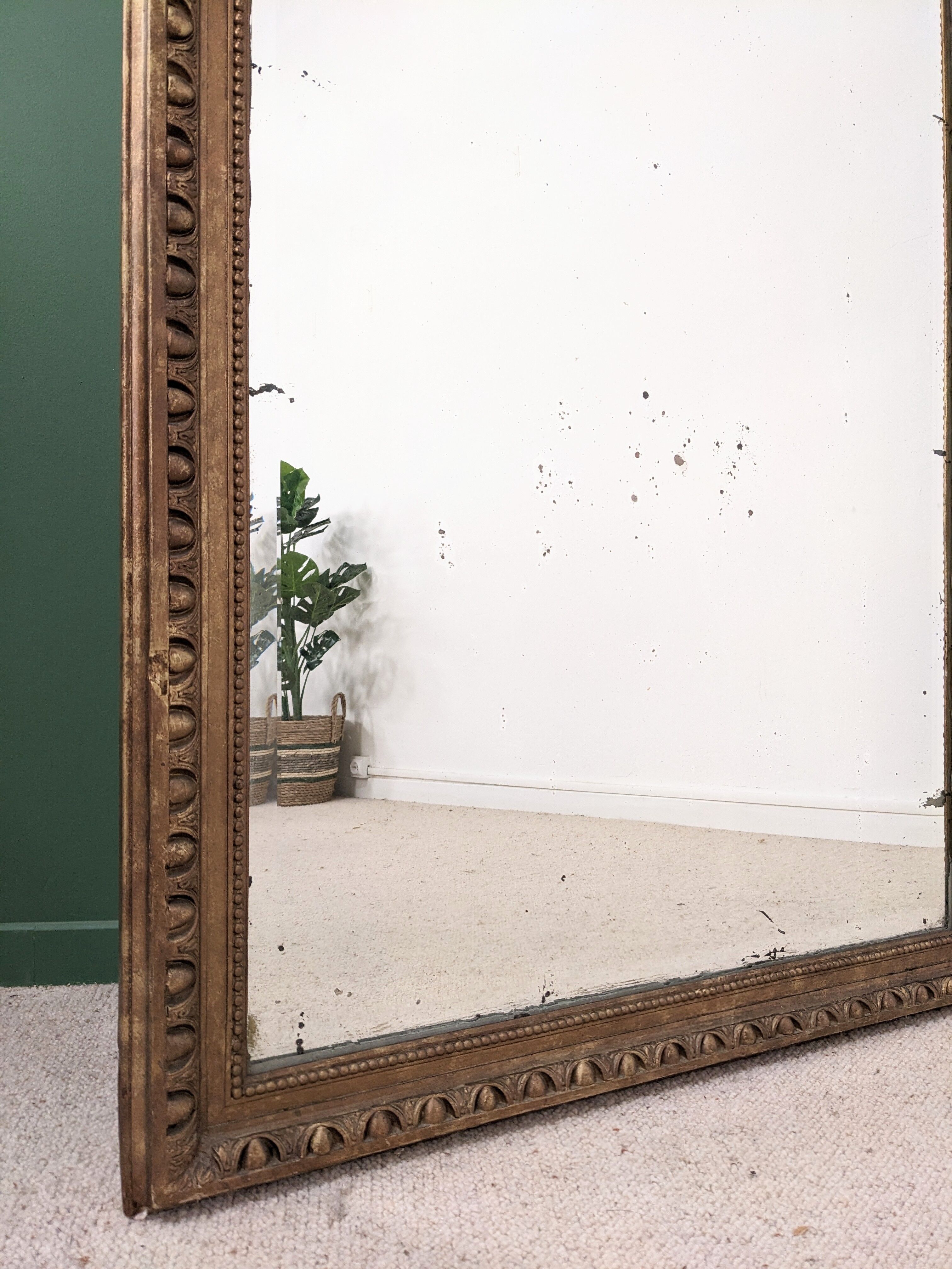 Mirror with antique moldings, 153x102 cm