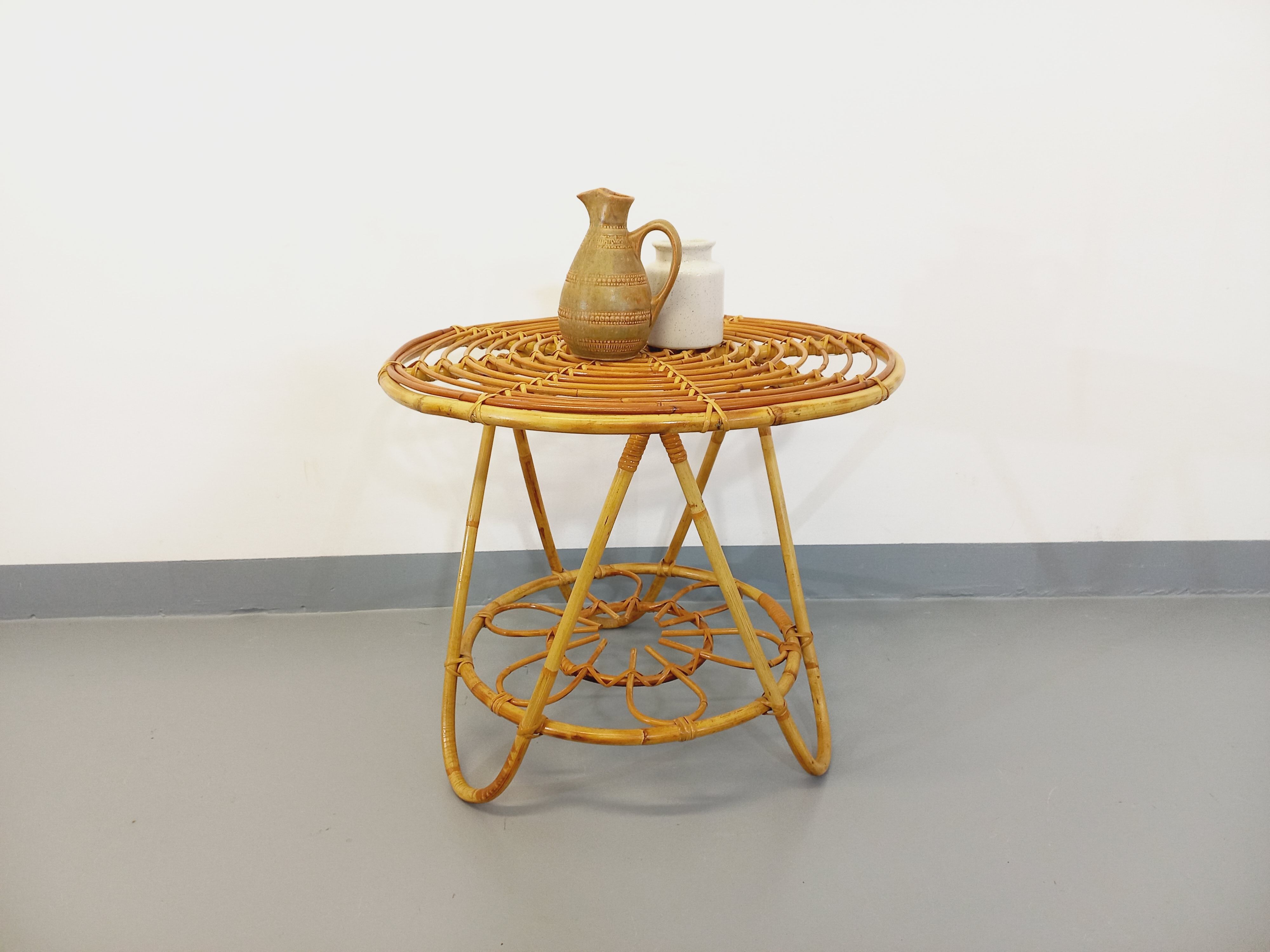 Round coffee table with 60's vintage rattan magazine tray