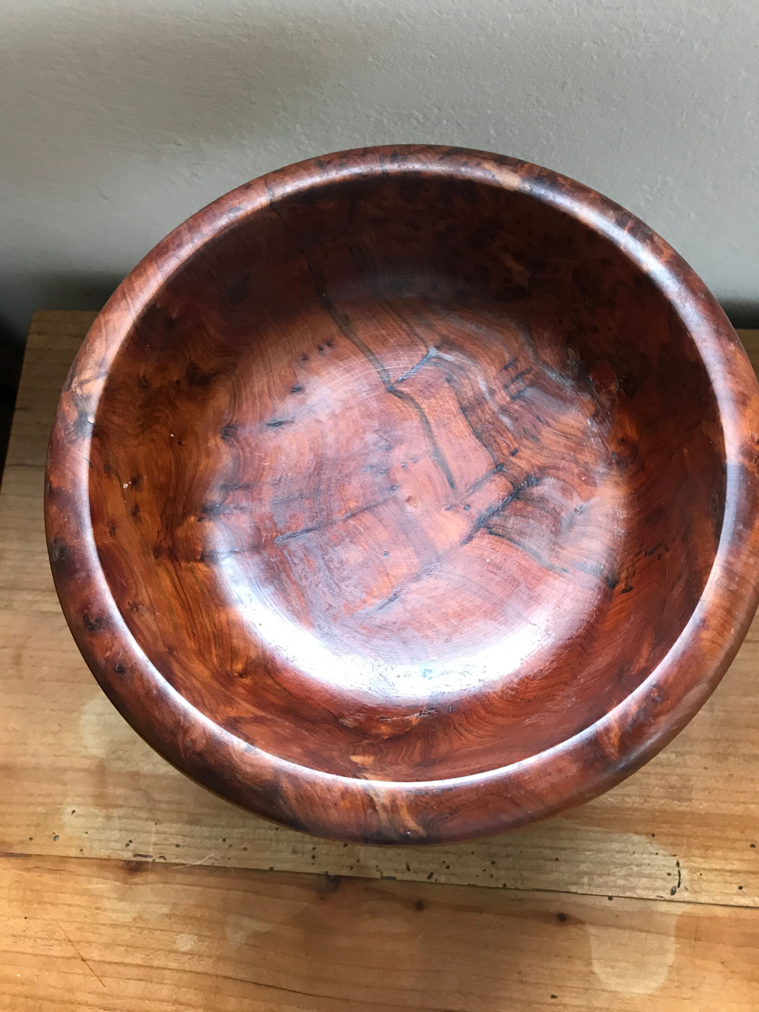 Turned wooden standing cut