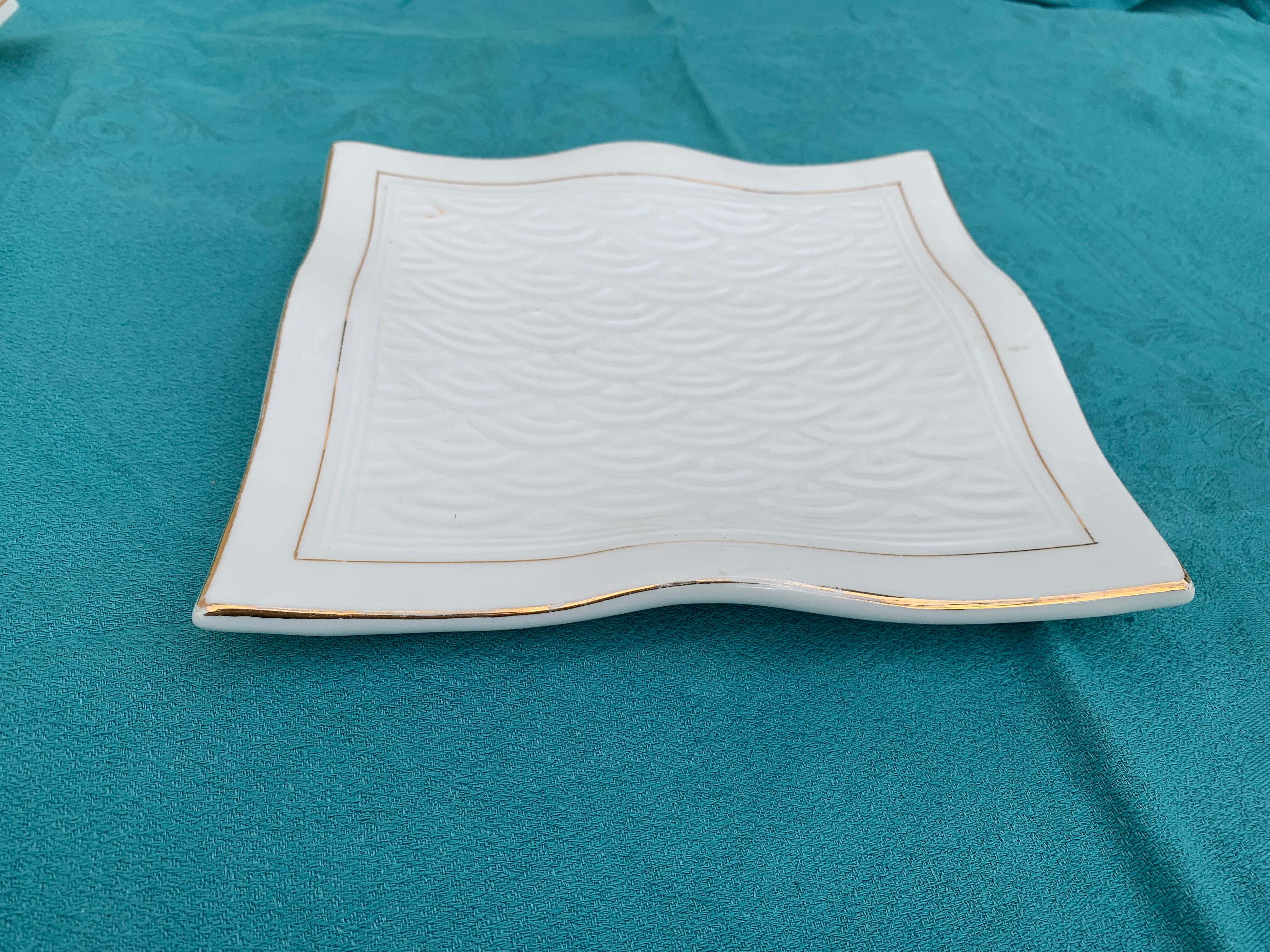 6 white glazed ceramic plates vague design and contemporary patterns