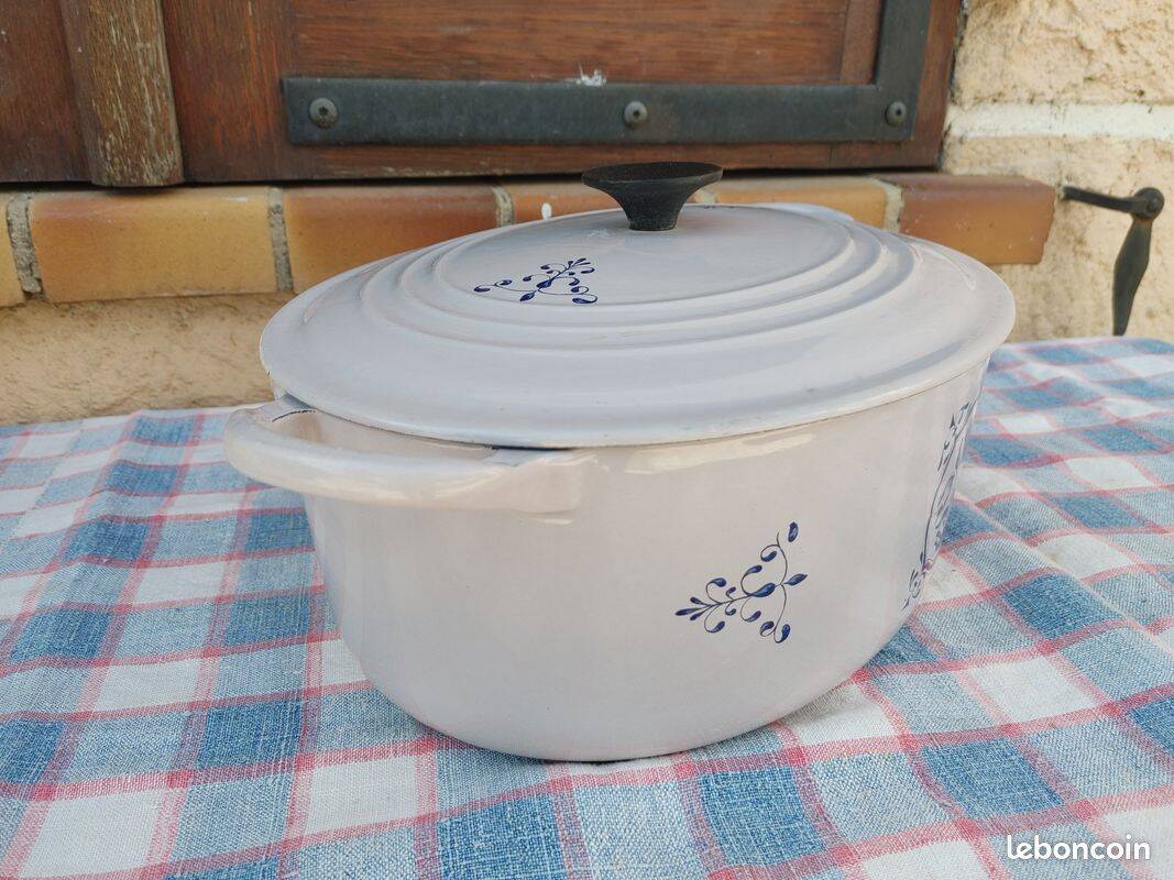 Le Creuset collection, old enamelled cast iron casserole, beautiful condition