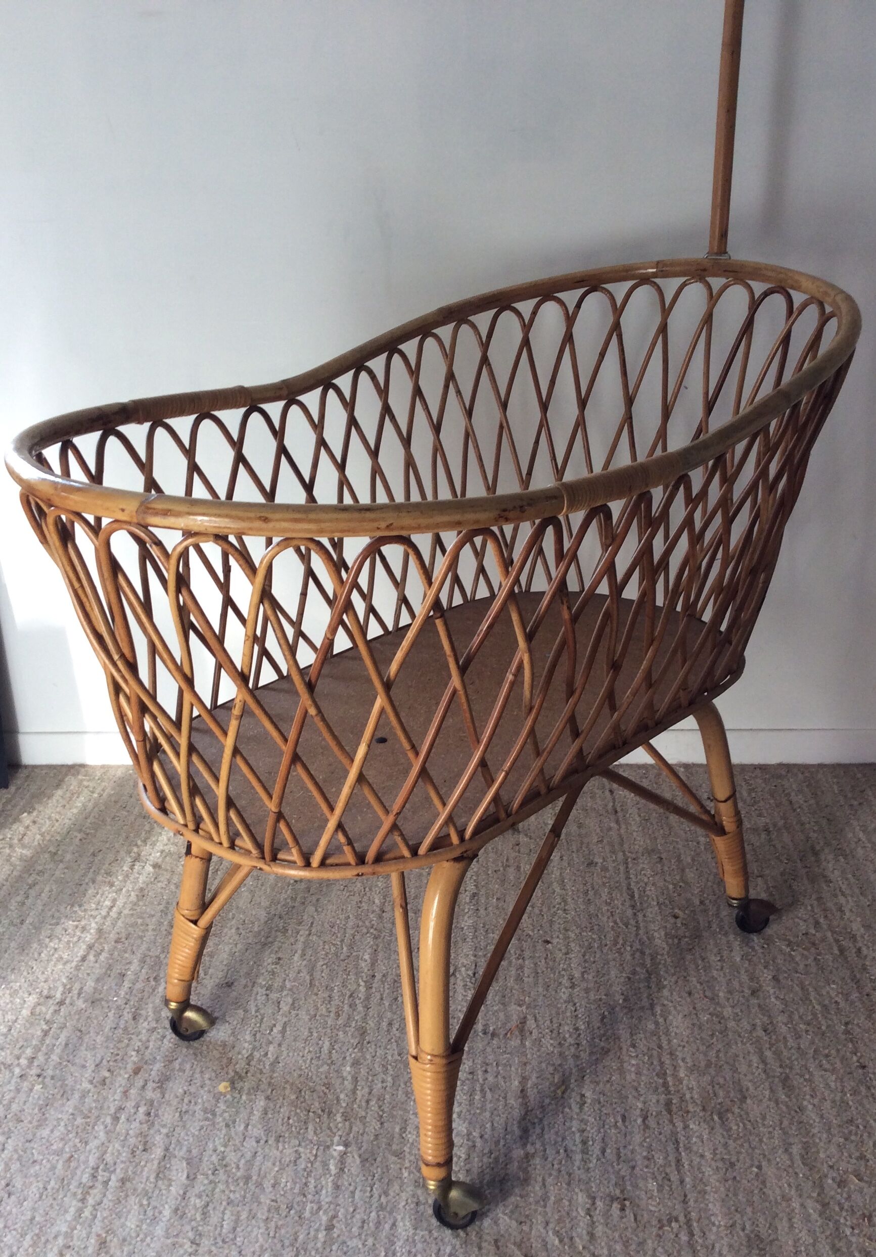 Vintage rattan cradle with its spire
