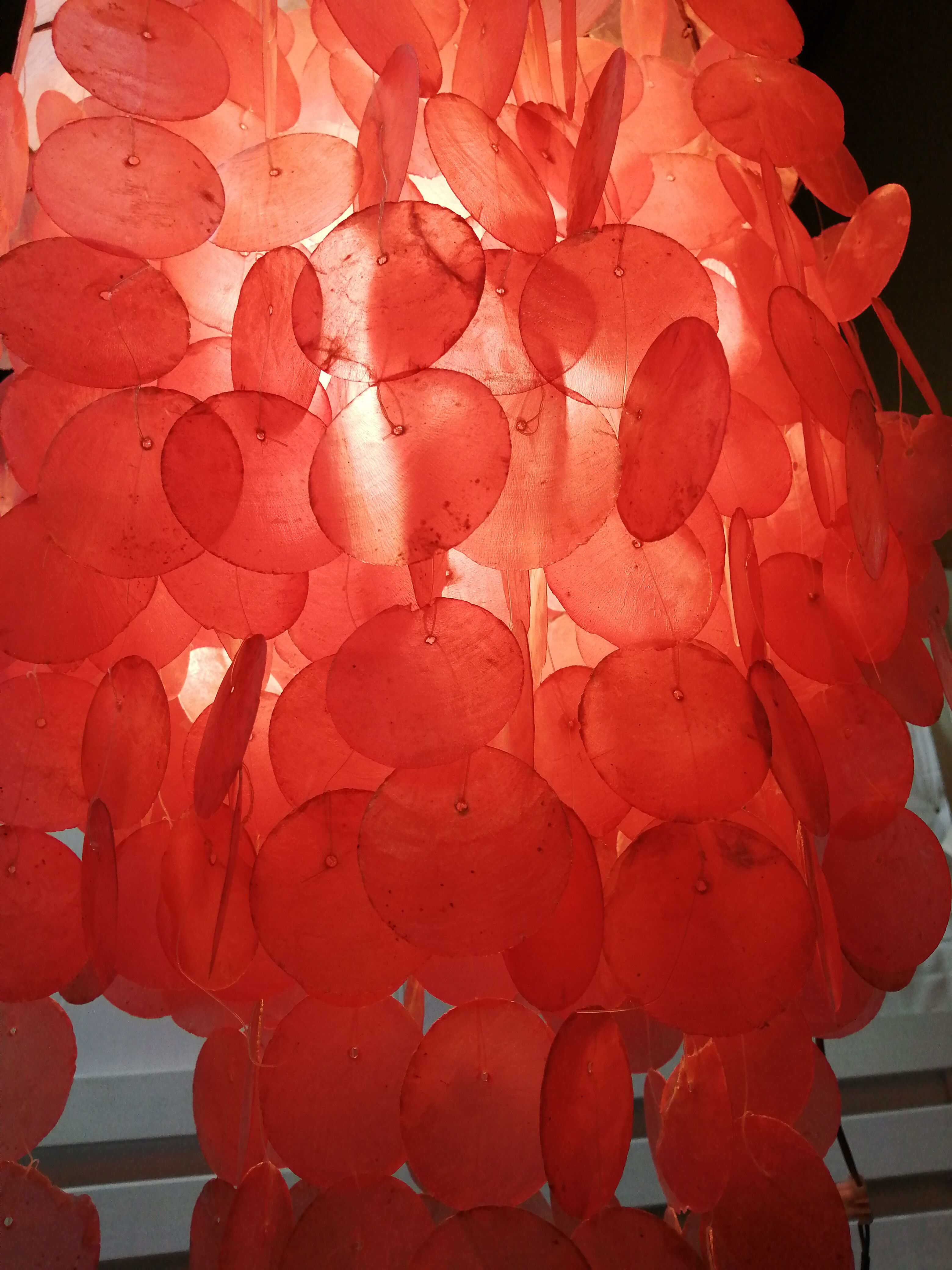 Suspension with pink mother-of-pearl tablets