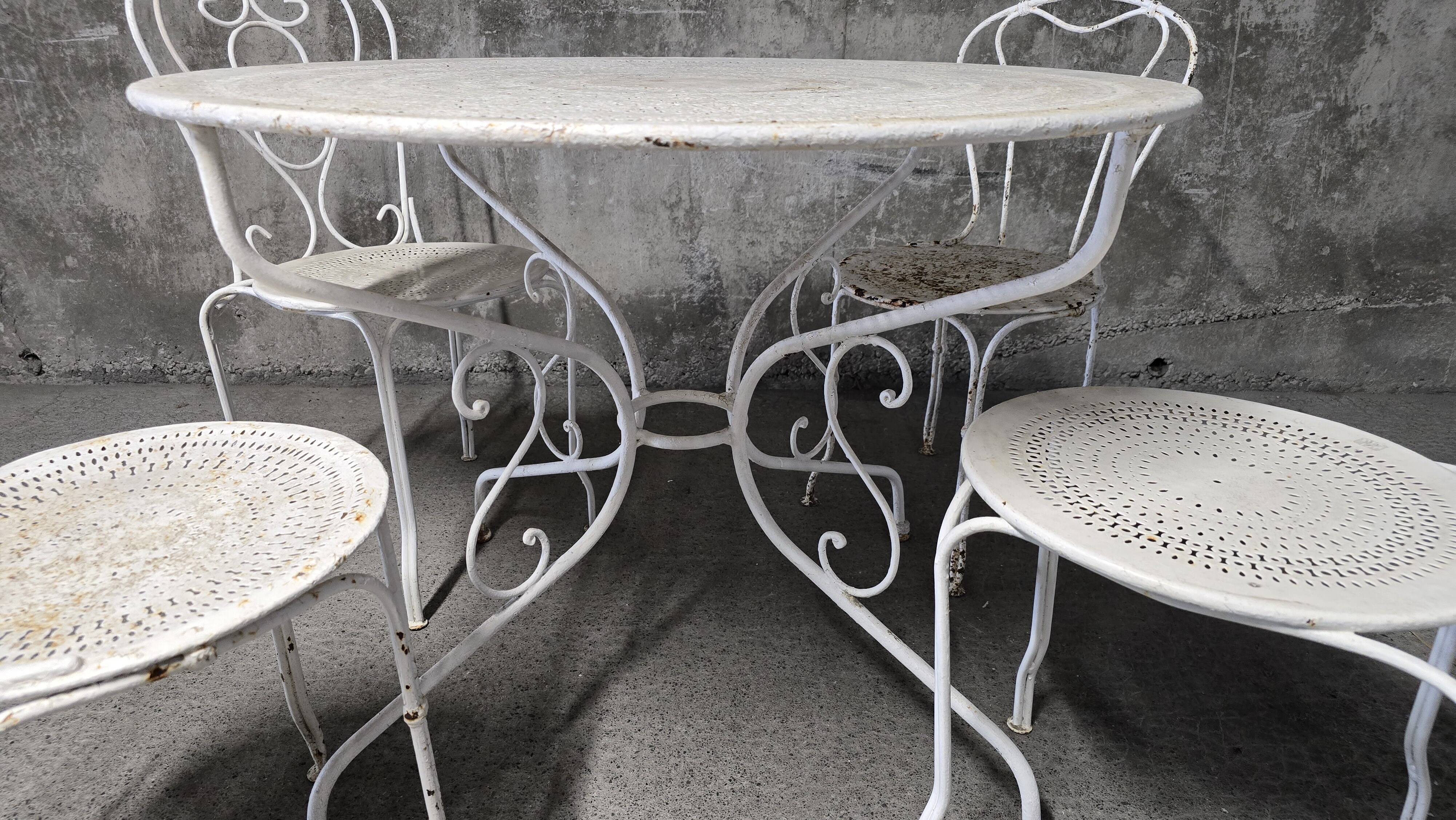 Garden set in wrought iron, early 20th century