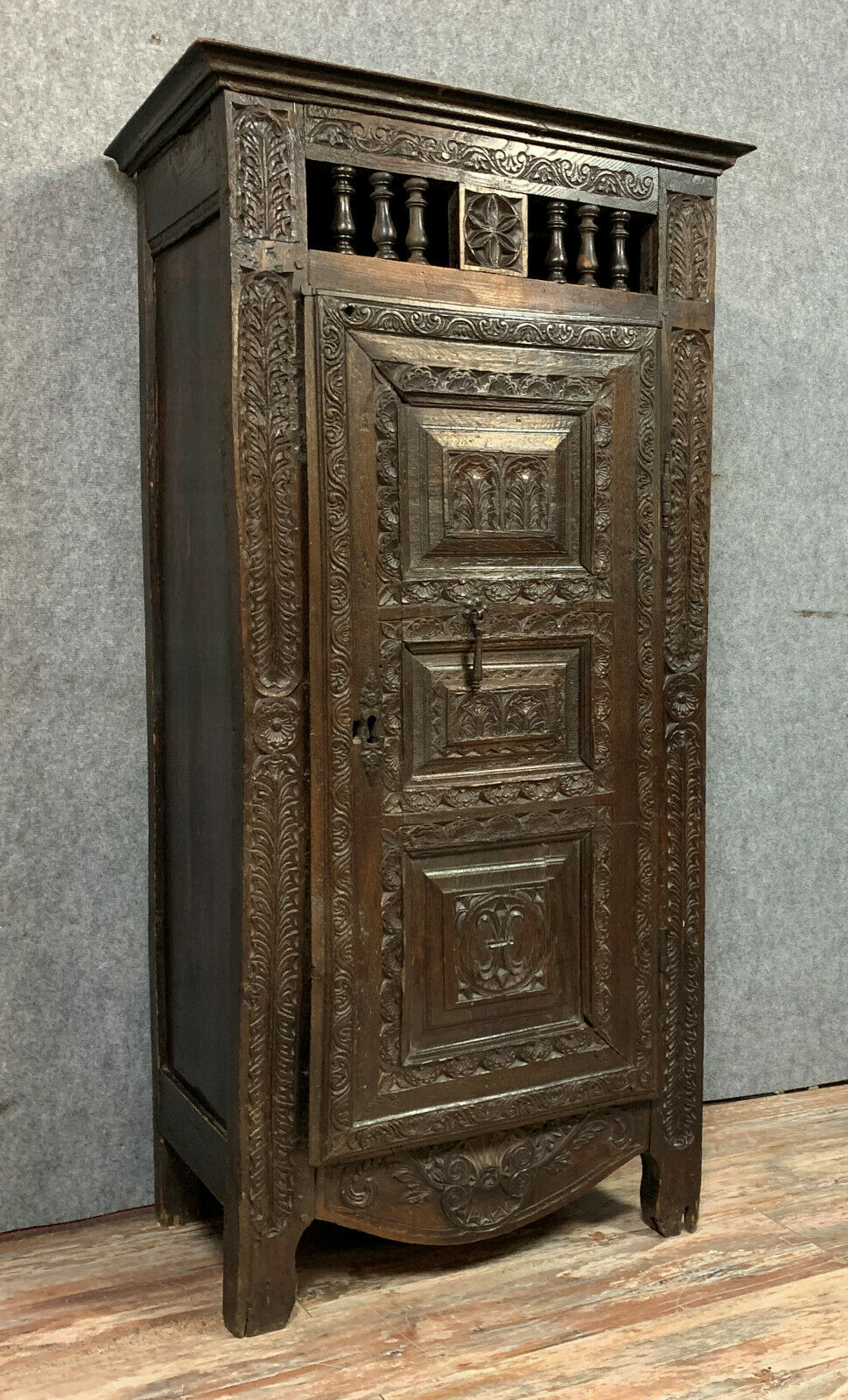 Old Renaissance bonnetière in solid oak with brown patina around 1750