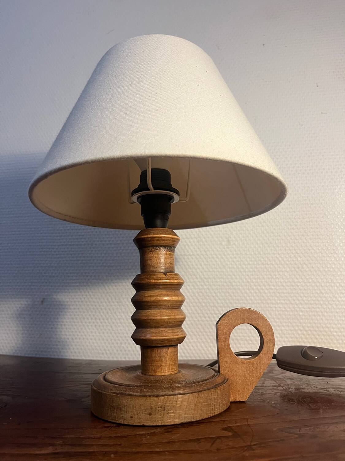 Sculpted wooden table lamp from the 1960s.