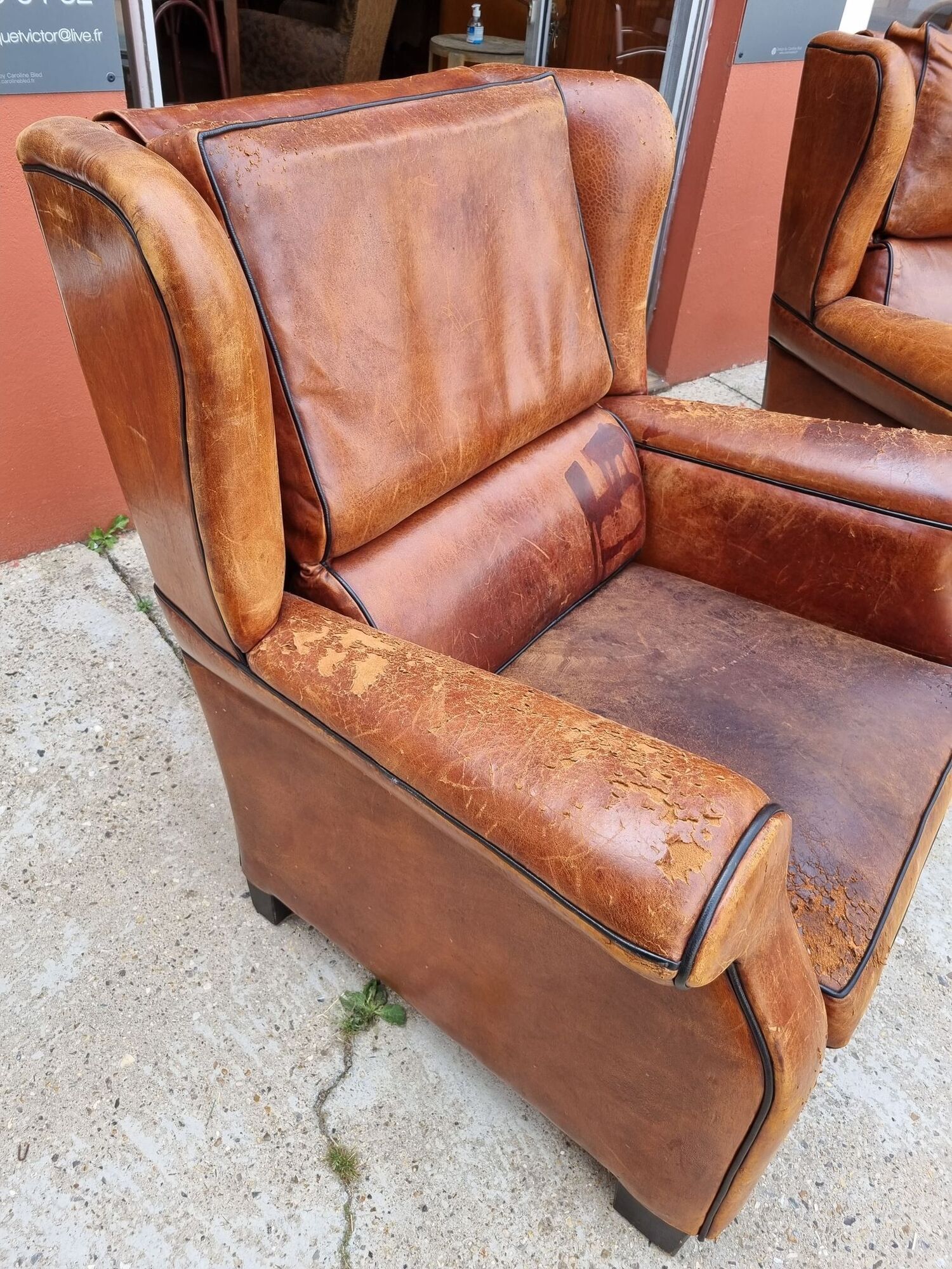 Paire de fauteuils club en cuir des années 1980