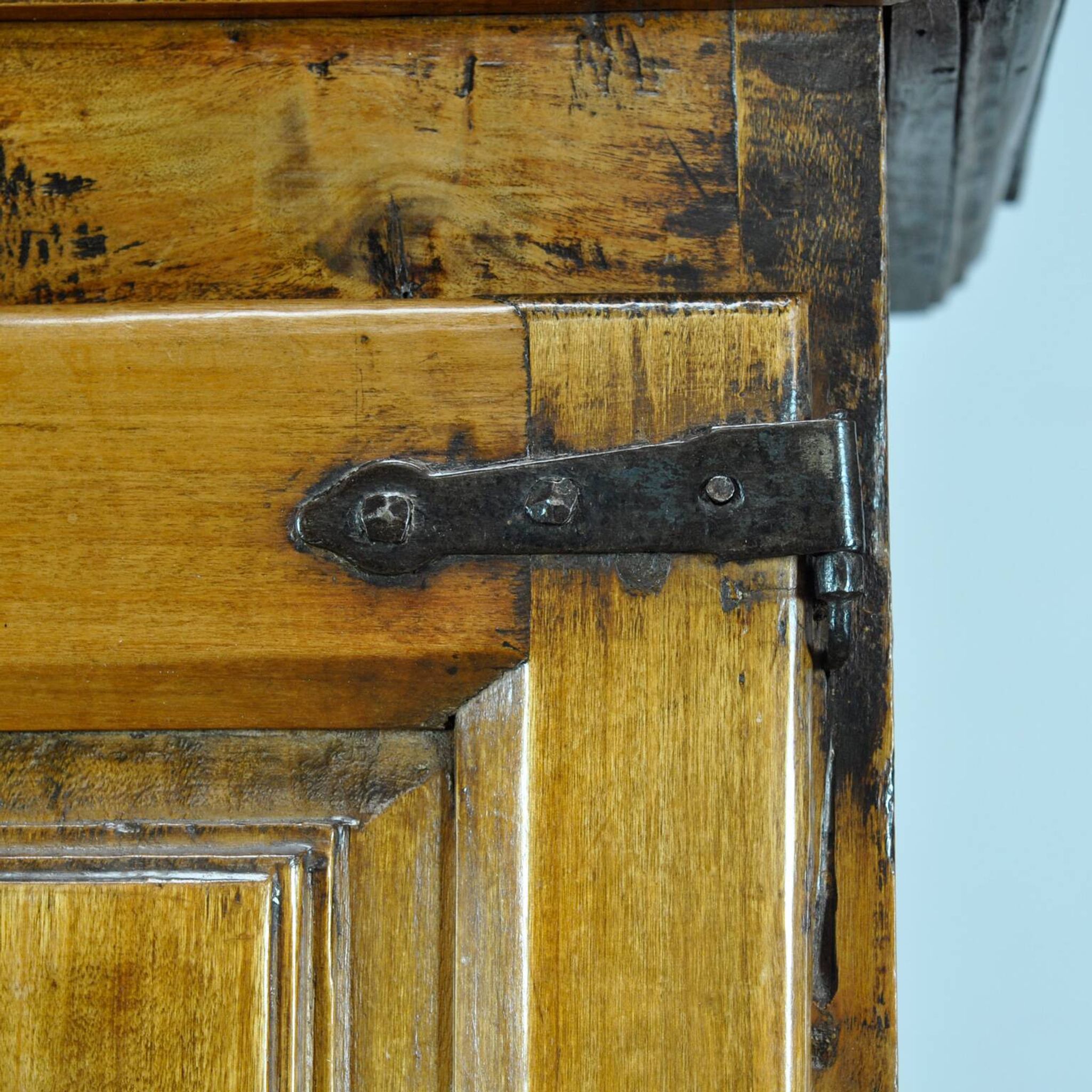 Cabinet en châtaignier espagnol, vers 1800
