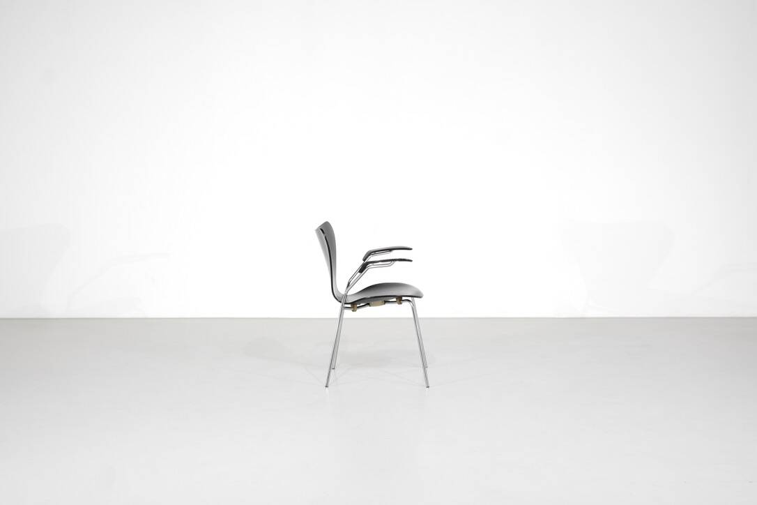 Model "3207" chair by Arne Jacobsen for Fritz Hansen, Denmark.