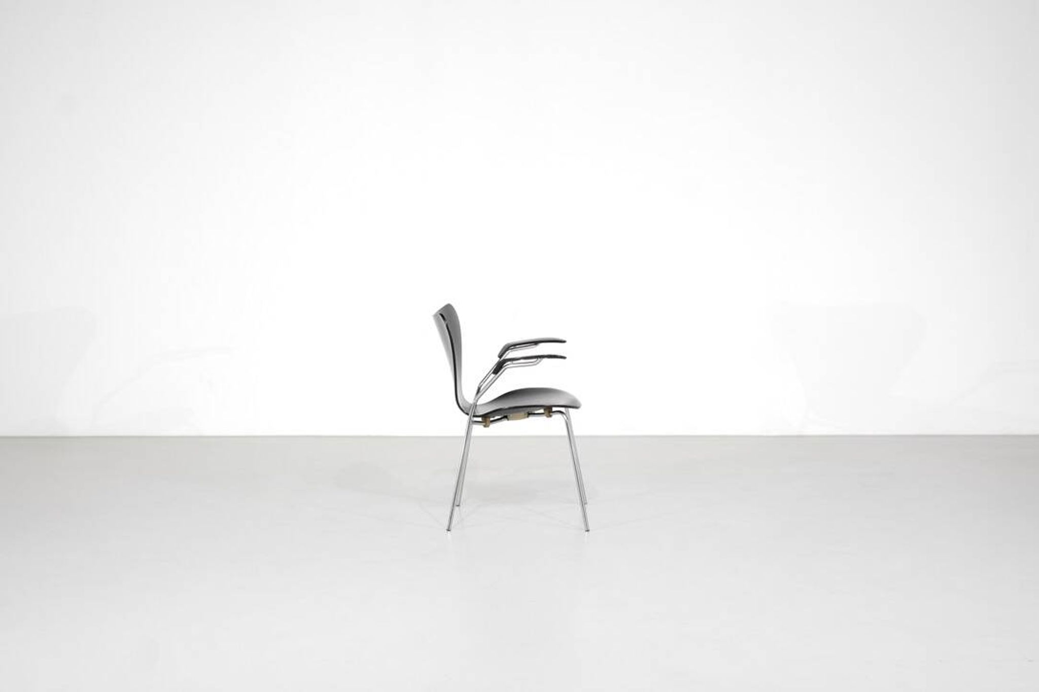 Chaise modèle " 3207 " par Arne Jacobsen pour Fritz Hansen, Danemark.
