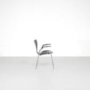 Chaise modèle " 3207 " par Arne Jacobsen pour Fritz Hansen, Danemark.