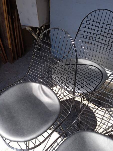 Set of 4 Eames chairs in metal