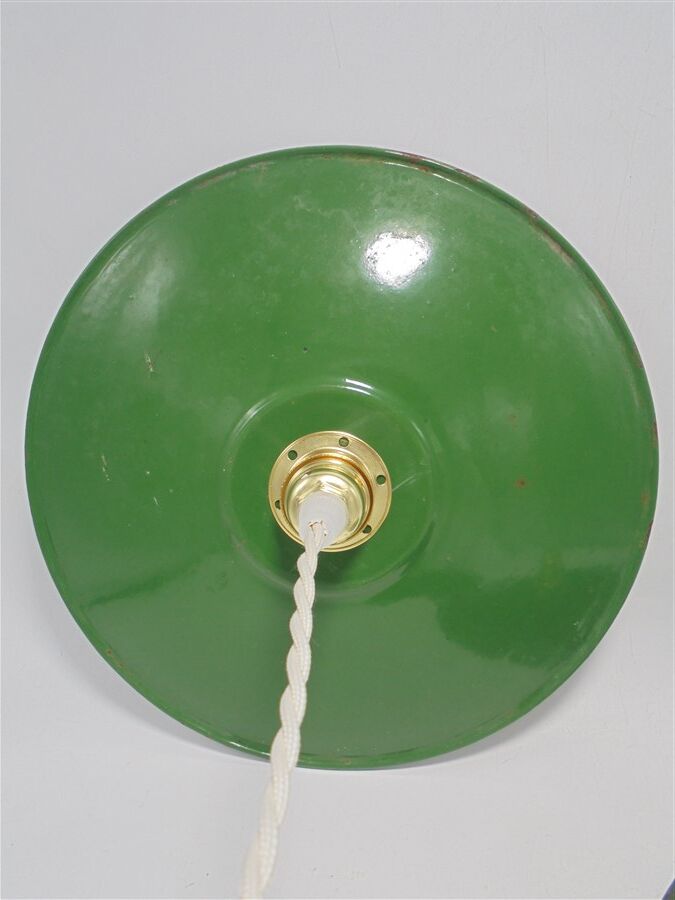 Trio of suspensions in enamelled sheet metal