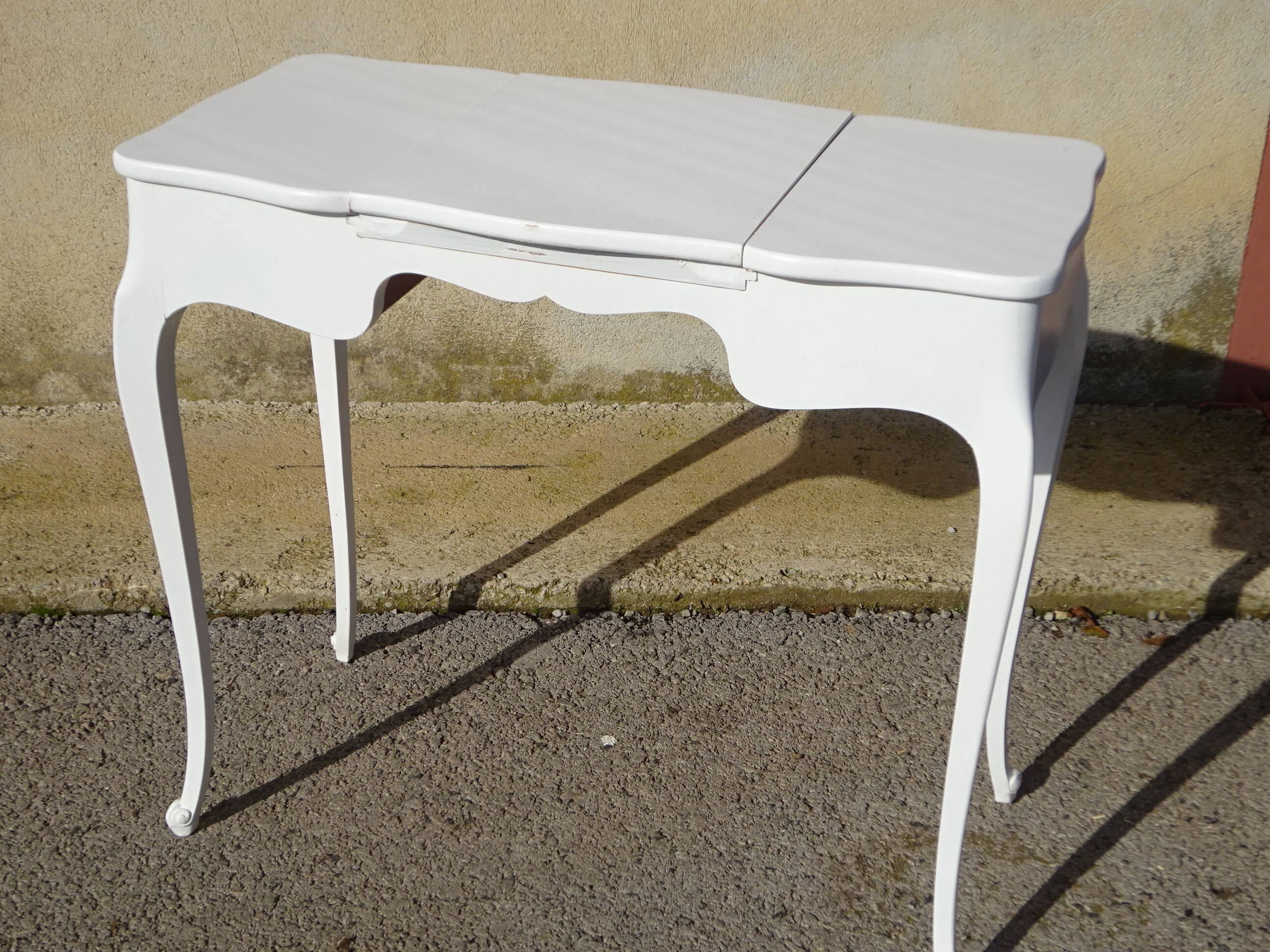 Petite coiffeuse en bois blanc