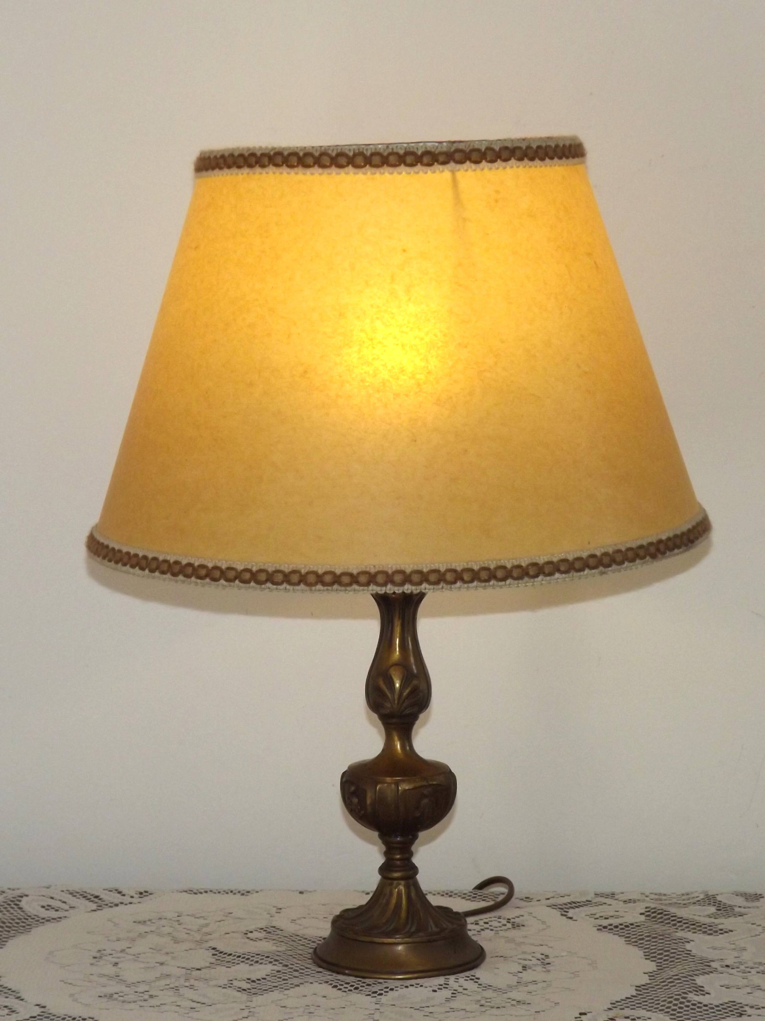 Spanish vintage brass table lamp with beige braided plastic shade 5555.