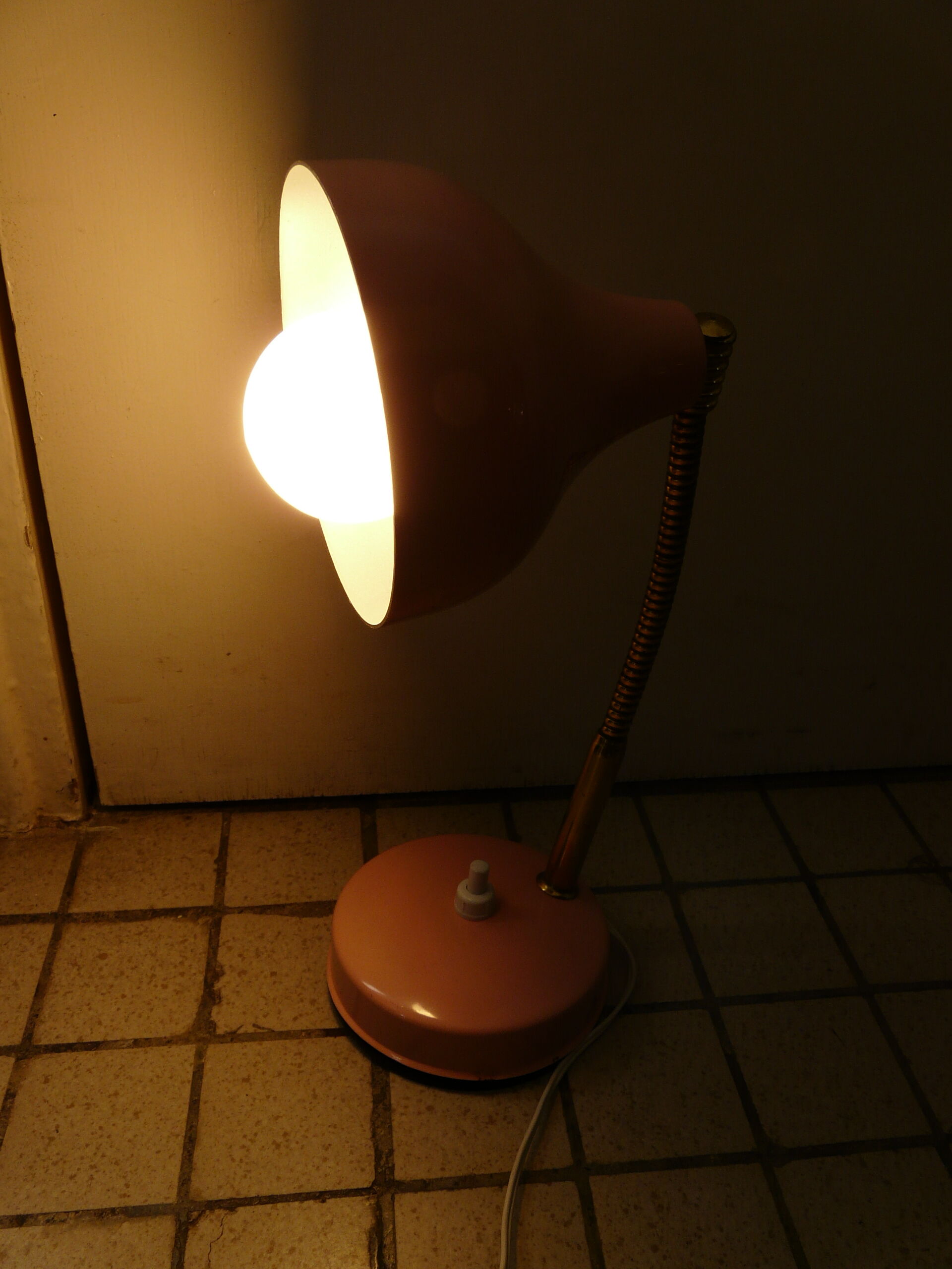 Pink metal table lamp flexible brass arm 70s vintage