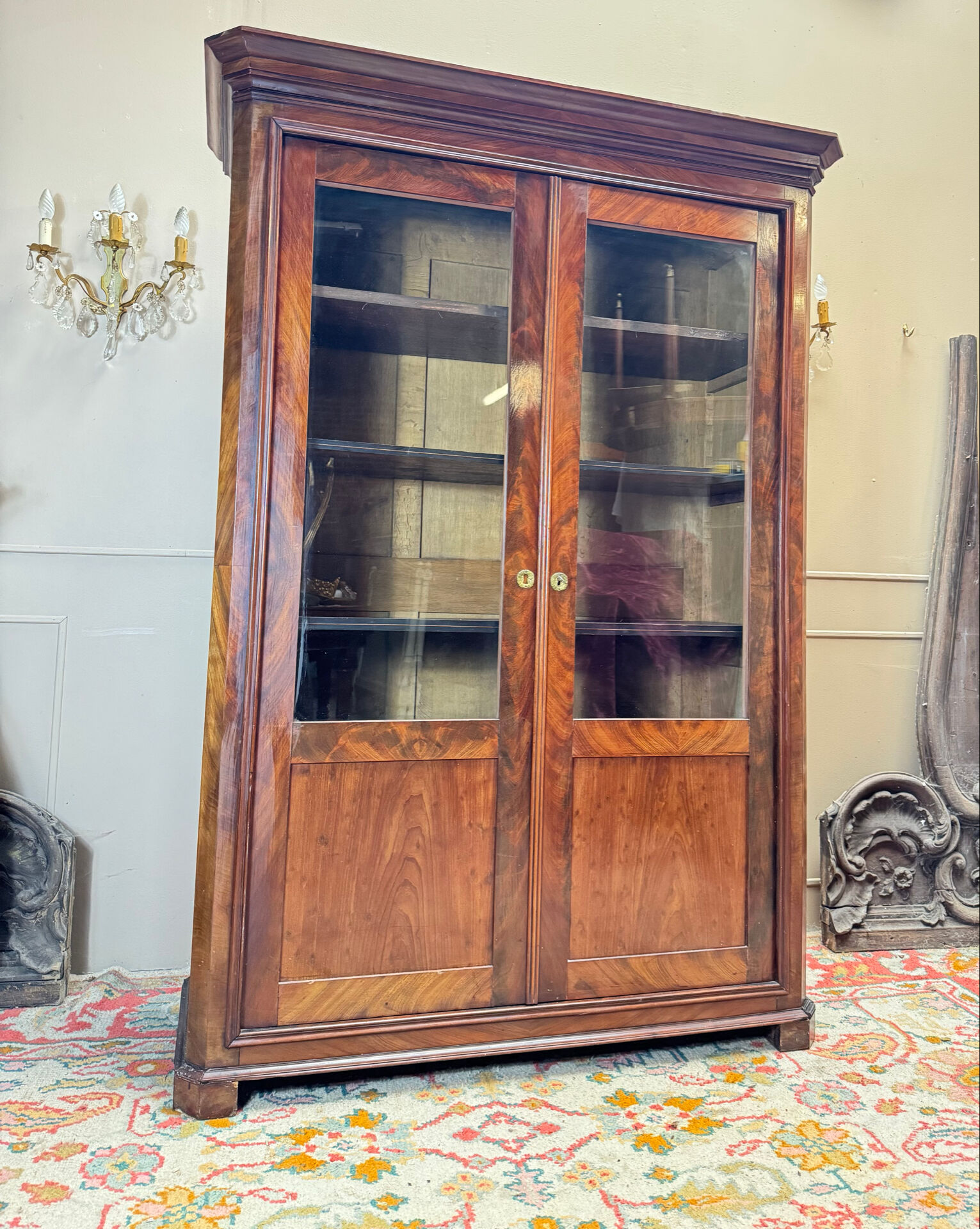 Bibliothèque en acajou flammé d’époque restauration xix eme siècle