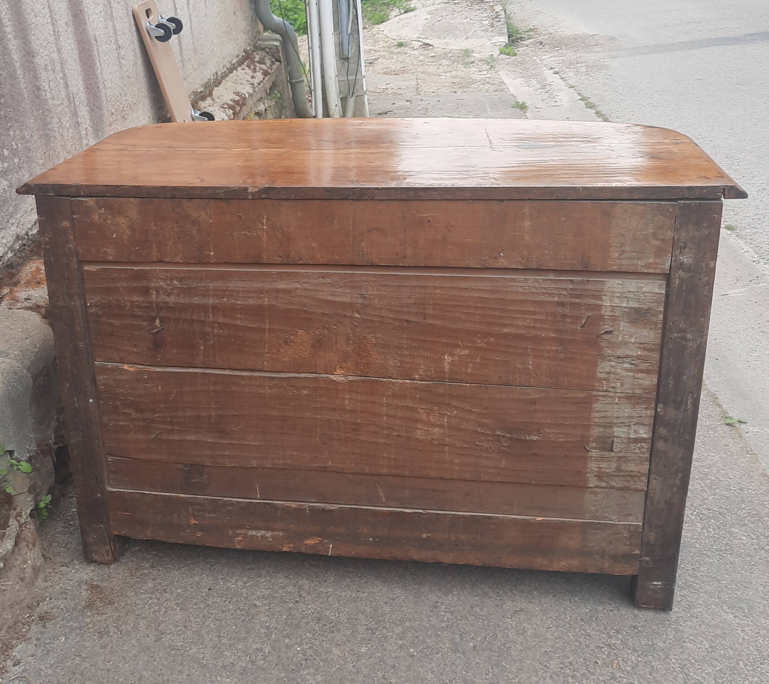 Commode en noyer massif, XVIIIème s.