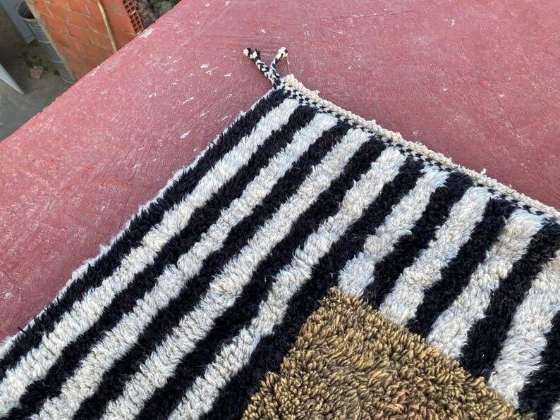 Moroccan rug from Oued Zam, handmade, traditional size 150 x 250 cm.