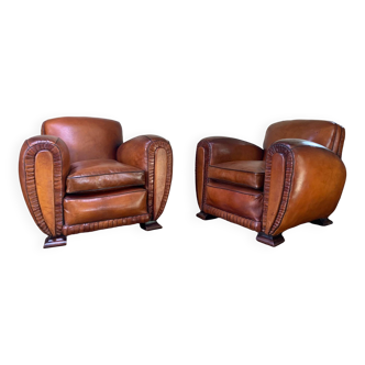 Une paire de fauteuils club en cuir français des années 1940, La Crème de la Crème