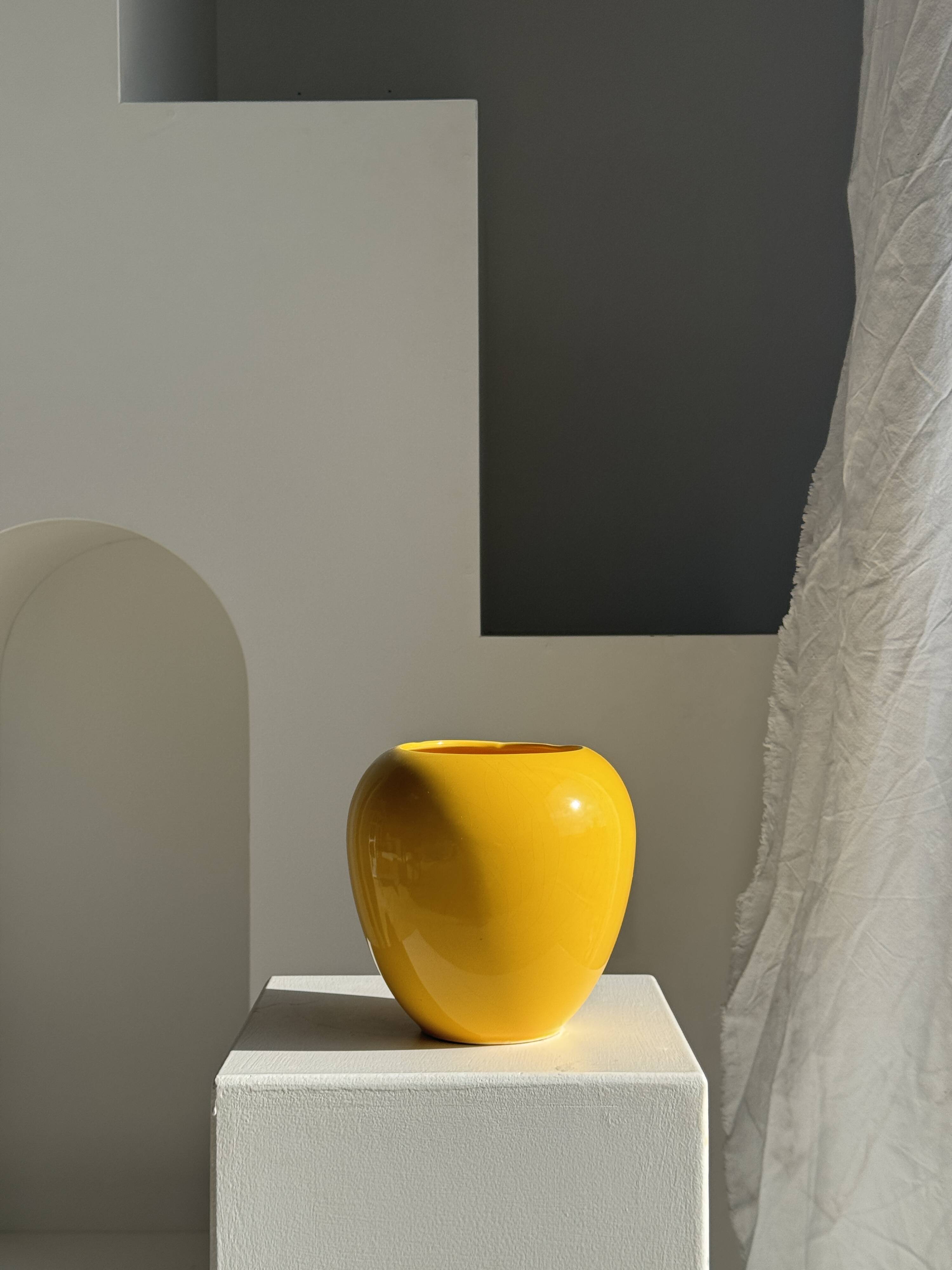 Small yellow spherical vase from the 90s, H10 D16