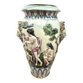 Grand vase signé Capodimonte, Italie 1980s – Scène antique et têtes de lion