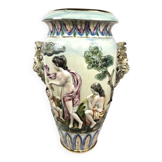 Large vase signed Capodimonte, Italy 1980s – Antique scene and lion heads