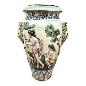 Grand vase signé Capodimonte, Italie 1980s – Scène antique et têtes de lion