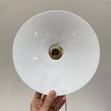 Paire de suspensions en opaline blanche
