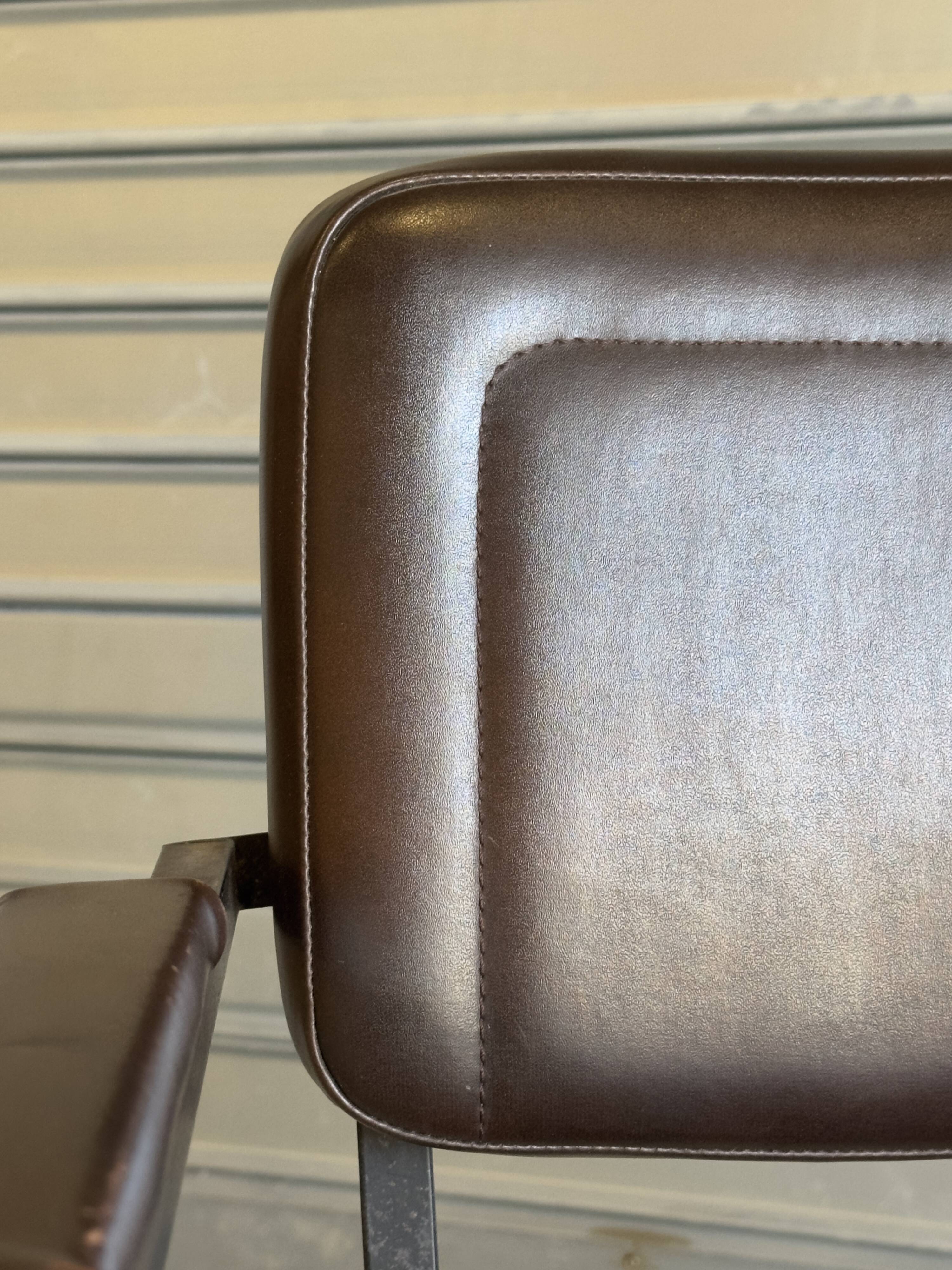 Paire de fauteuils de réunion vintage marron chocolat