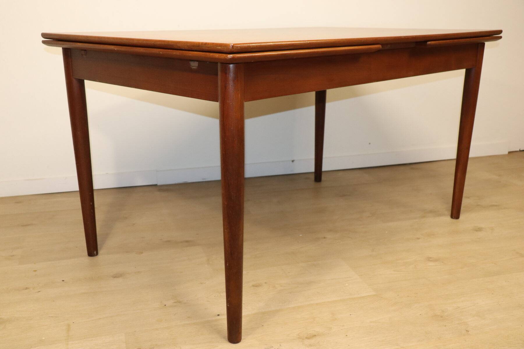 Danish Scandinavian extendable dining table in teak, 1960.