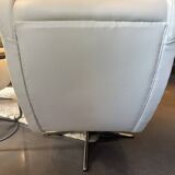 Armchair with rotating central foot