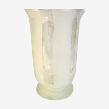 Vase en verre avec rayures satinées